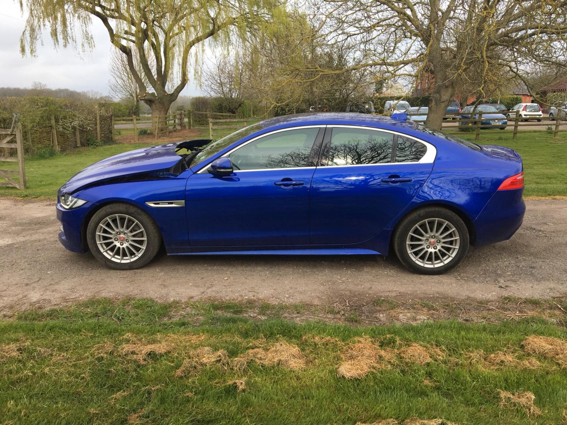 2017/17 REG JAGUAR XE R-SPORT 2.0 DIESEL BLUE, SHOWING 0 FORMER KEEPERS *NO VAT* - Image 2 of 13