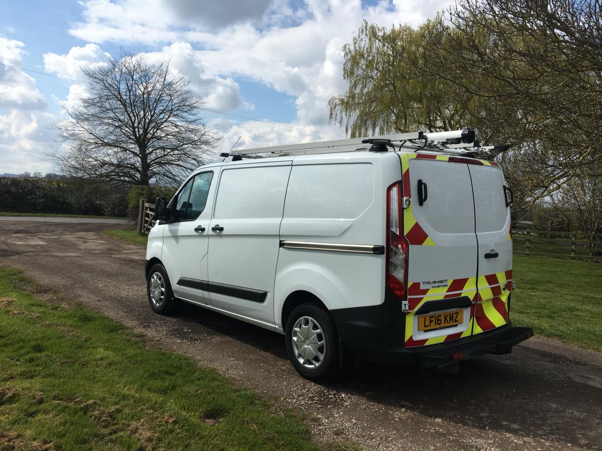 2016/16 REG FORD TRANSIT CUSTOM 310 ECO-TECH 2.2 DIESEL VAN, SHOWING 0 FORMER KEEPERS *PLUS VAT* - Image 4 of 10