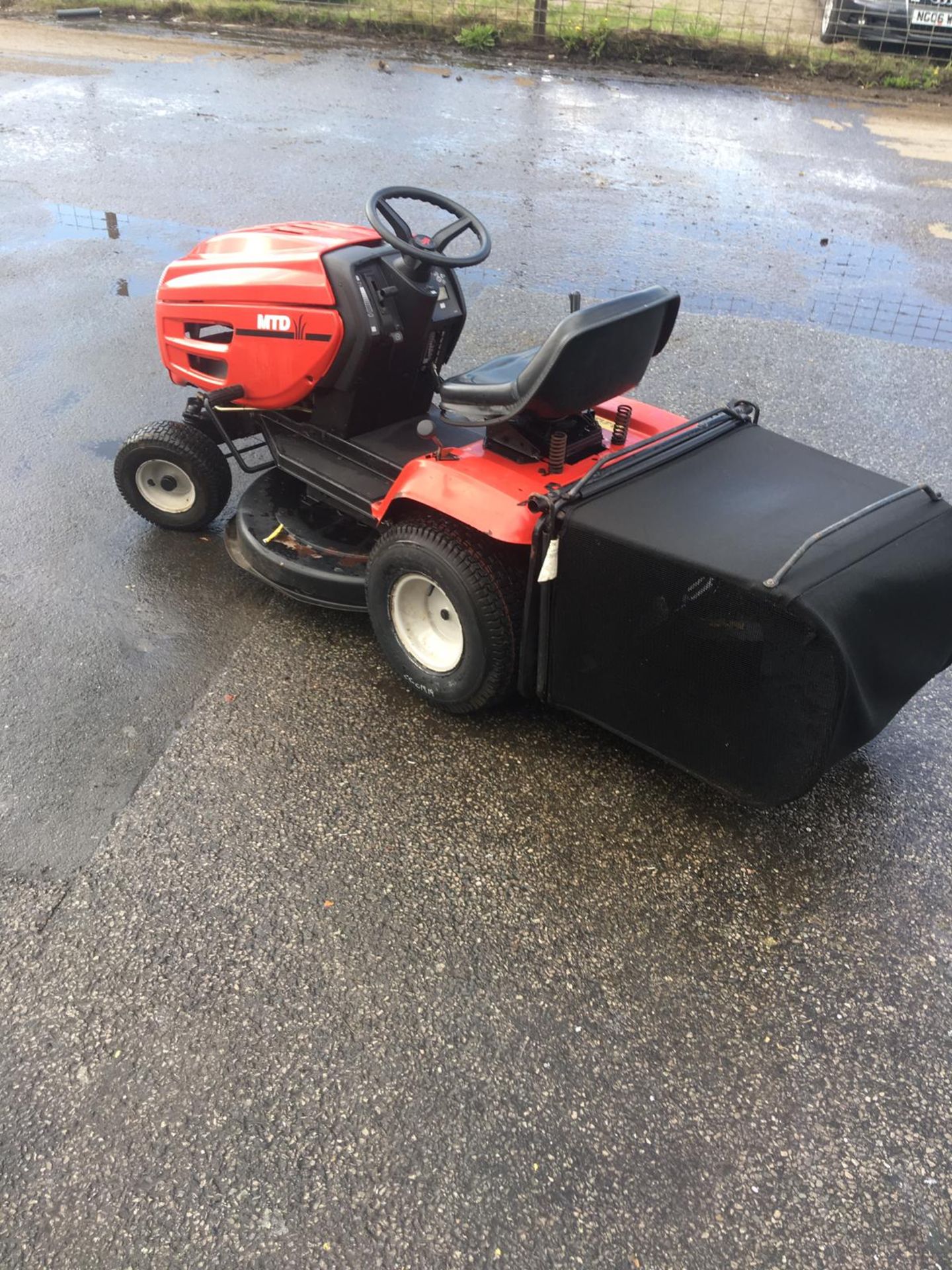 MTD J/136 AUTO-DRIVE RIDE ON LAWN MOWER WITH REAR GRASS COLLECTOR *NO VAT* - Image 4 of 11