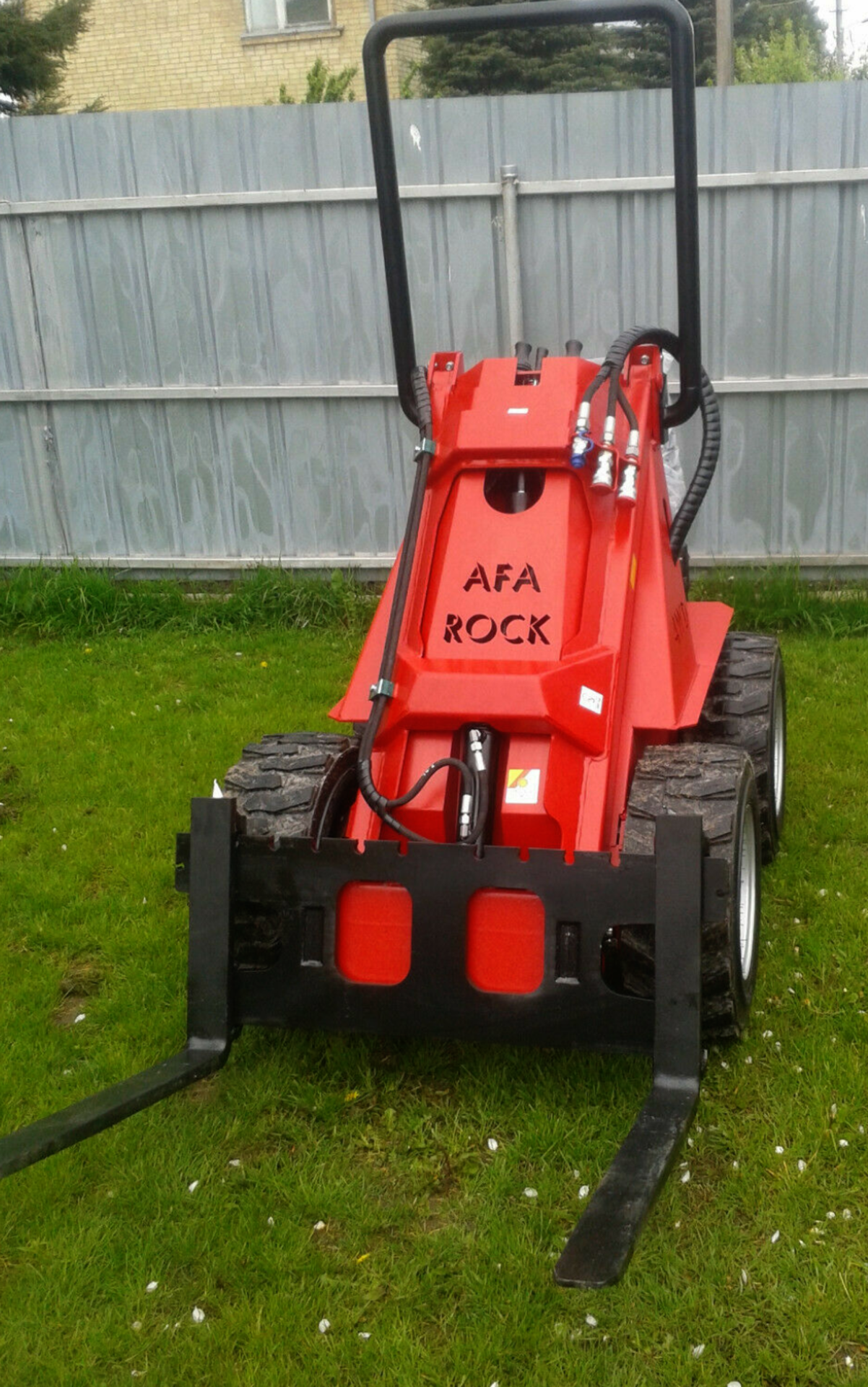 750kg SKID-STEER LOADER LIKE AVANT / MULTIONE / BOBCAT ETC - Image 2 of 4