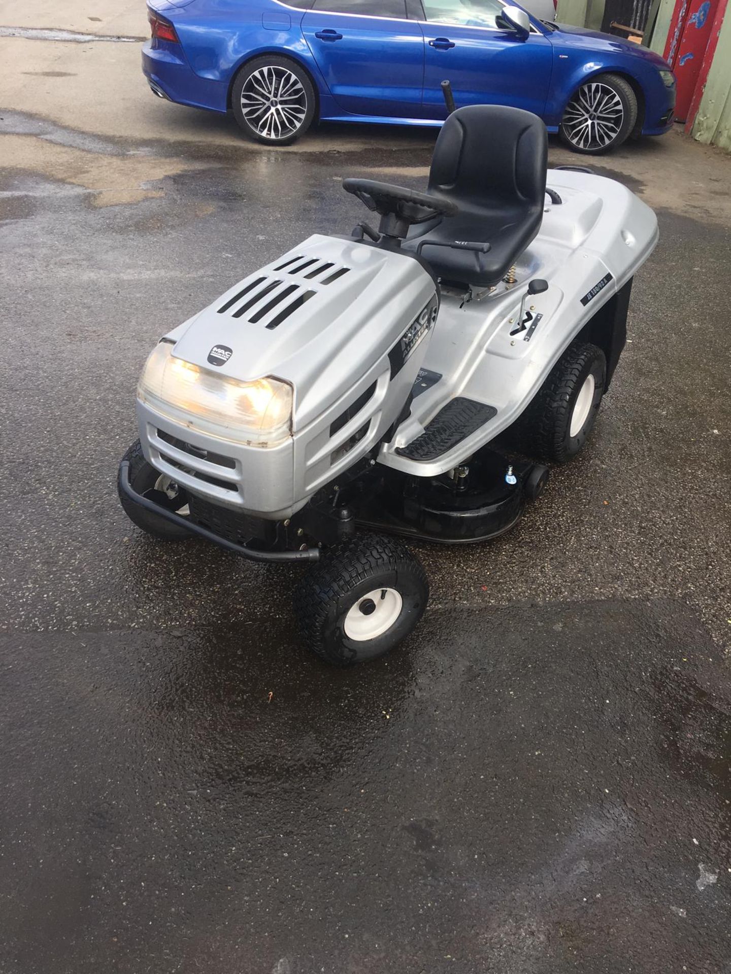 2007 MAC-ALLISTER JE 150/92A AUTO-DRIVE RIDE ON LAWN MOWER WITH REAR GRASS COLLECTOR *NO VAT*