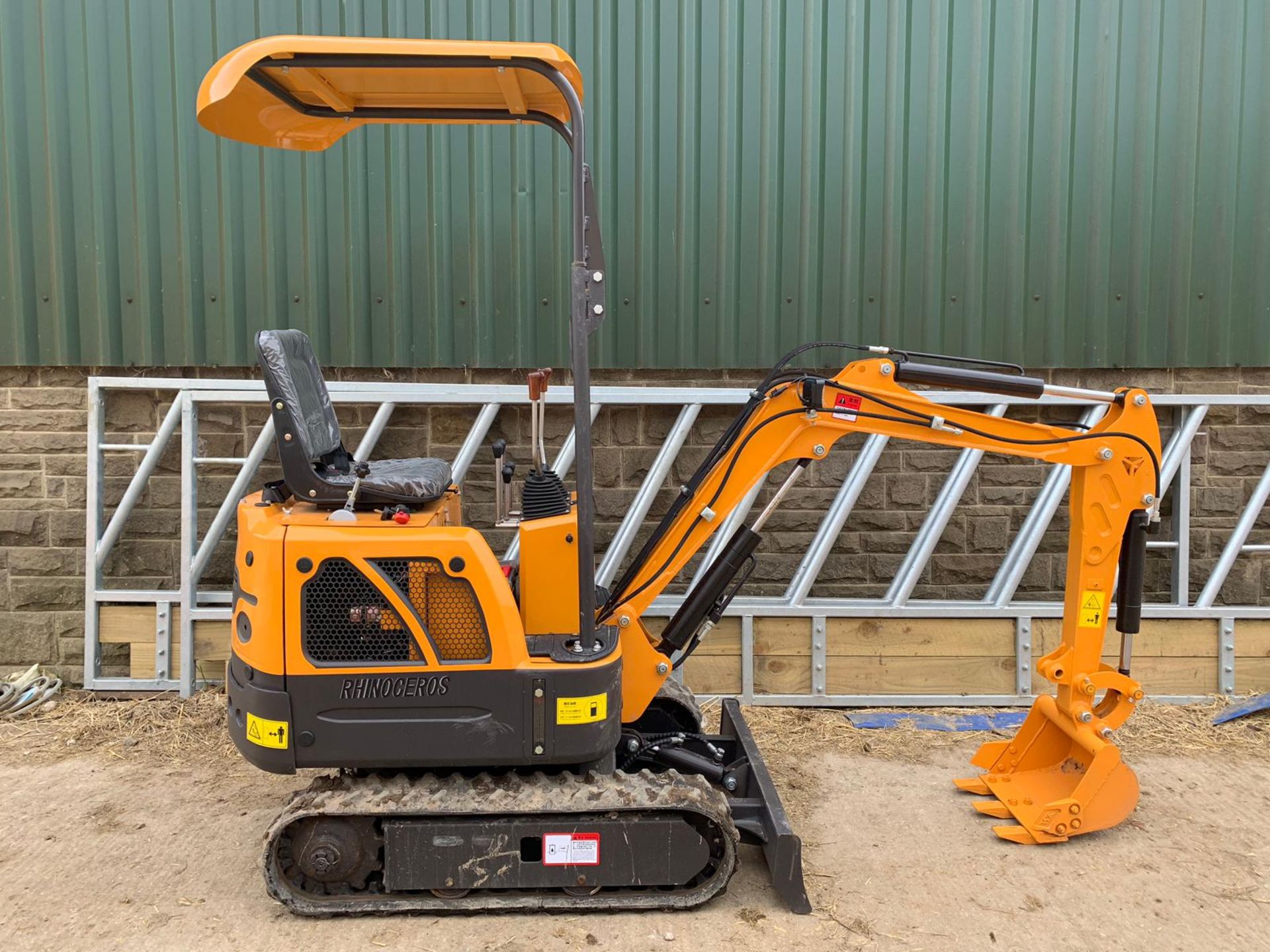 BRAND NEW MINI TRACKED EXCAVATOR MICRO RHINOCEROS XN08 - X3 BUCKETS *PLUS VAT* - Image 2 of 10