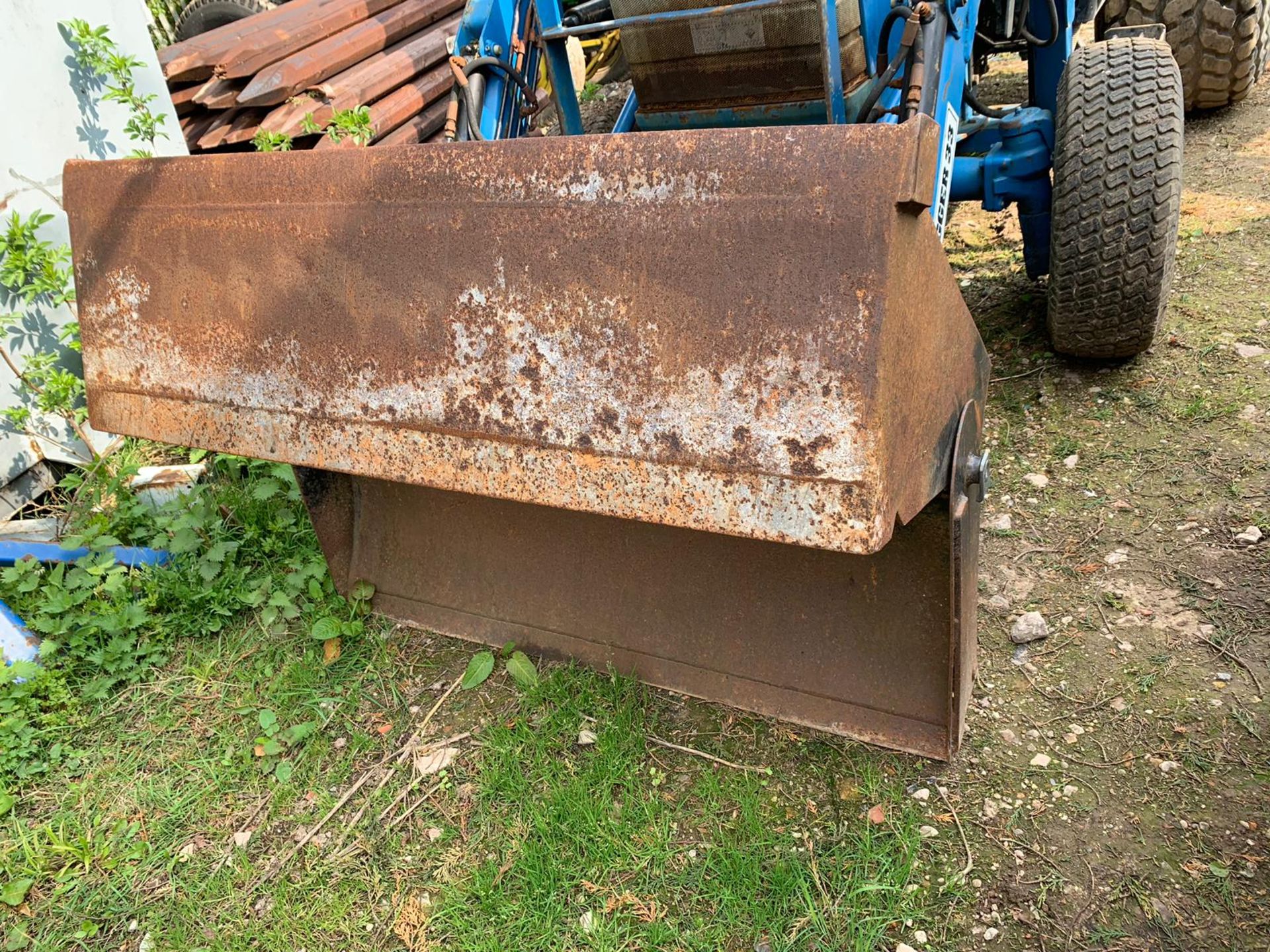 FORD 1920 BLUE COMPACT UTILITY TRACTOR C/W LEWIS LANDLUGGER 33 FRONT LOADER ATTACHMENT BUCKET - Image 3 of 12