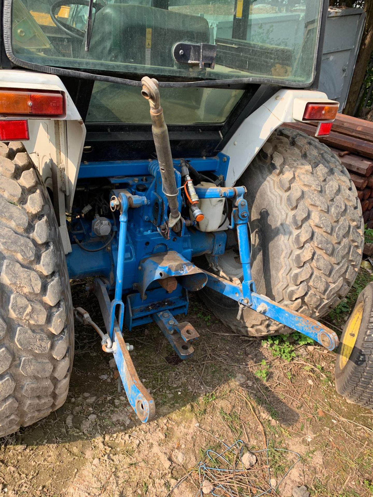 FORD 1920 BLUE COMPACT UTILITY TRACTOR C/W LEWIS LANDLUGGER 33 FRONT LOADER ATTACHMENT BUCKET - Image 9 of 12