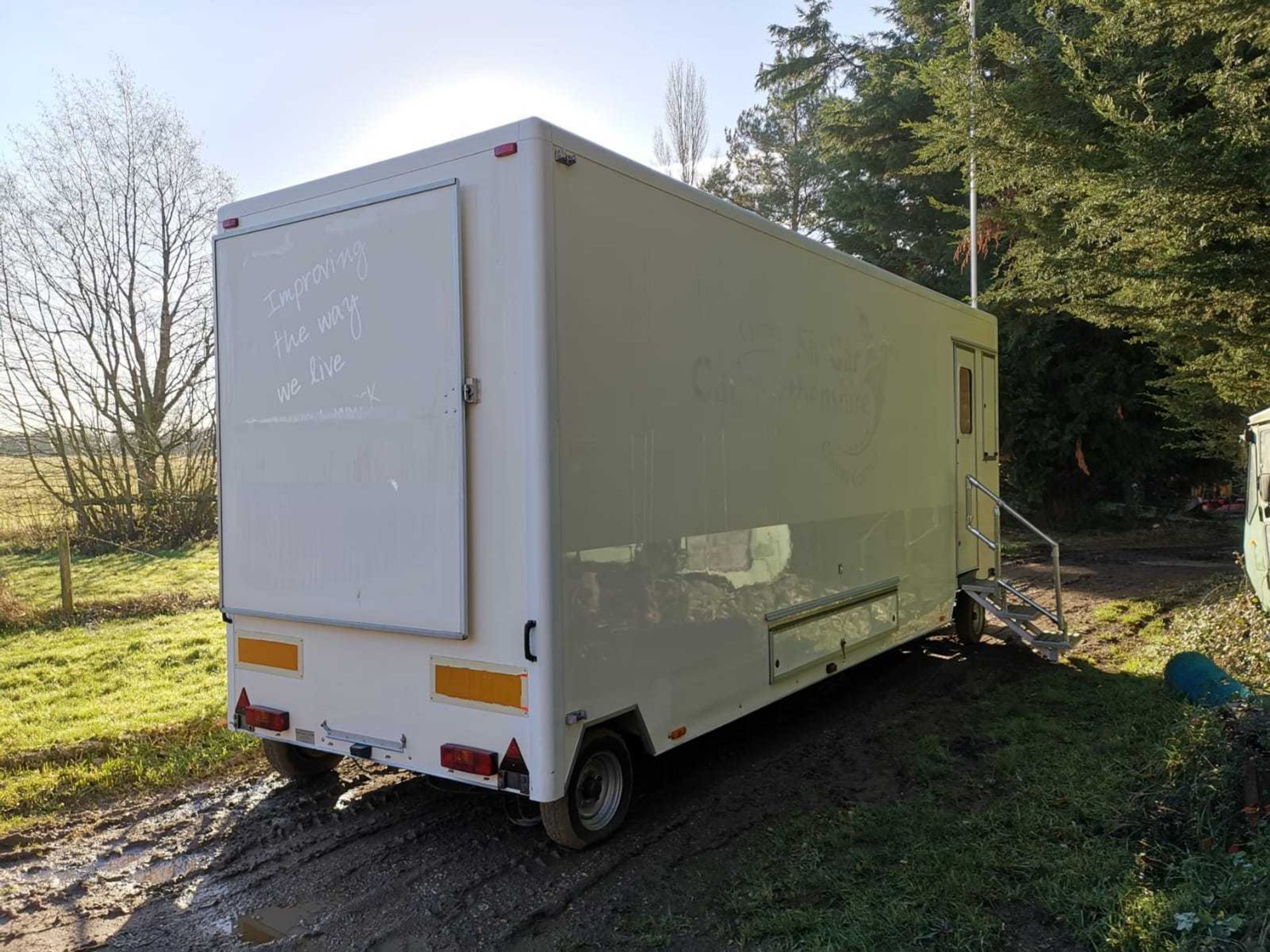 LYNTON DRAWBAR EXHIBITION TRAILER, GTW 3.5 TON, 22'6" (6.85M) EXCLUDING HITCH. - Image 4 of 10