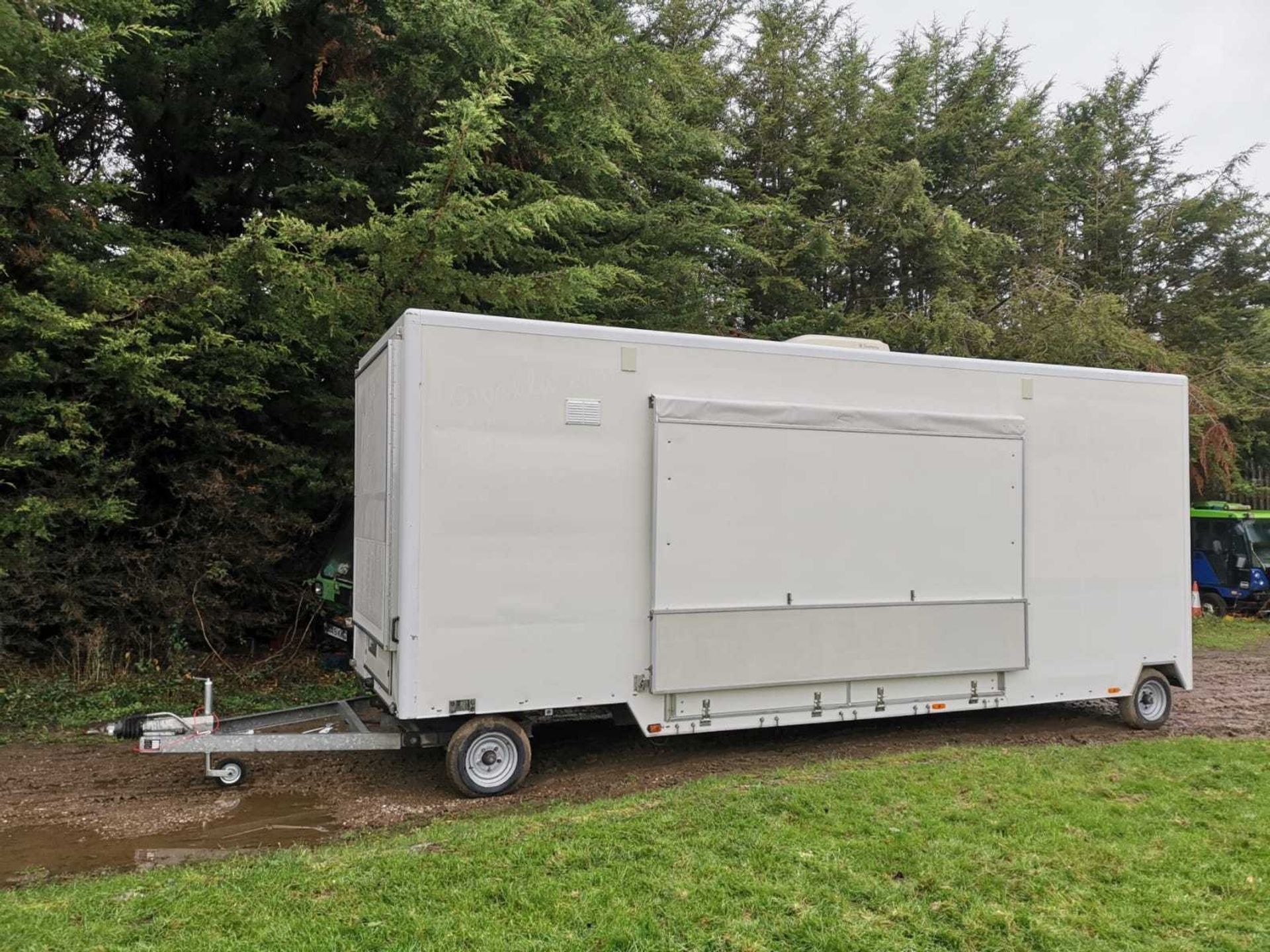 LYNTON DRAWBAR EXHIBITION TRAILER, GTW 3.5 TON, 22'6" (6.85M) EXCLUDING HITCH. - Image 5 of 10