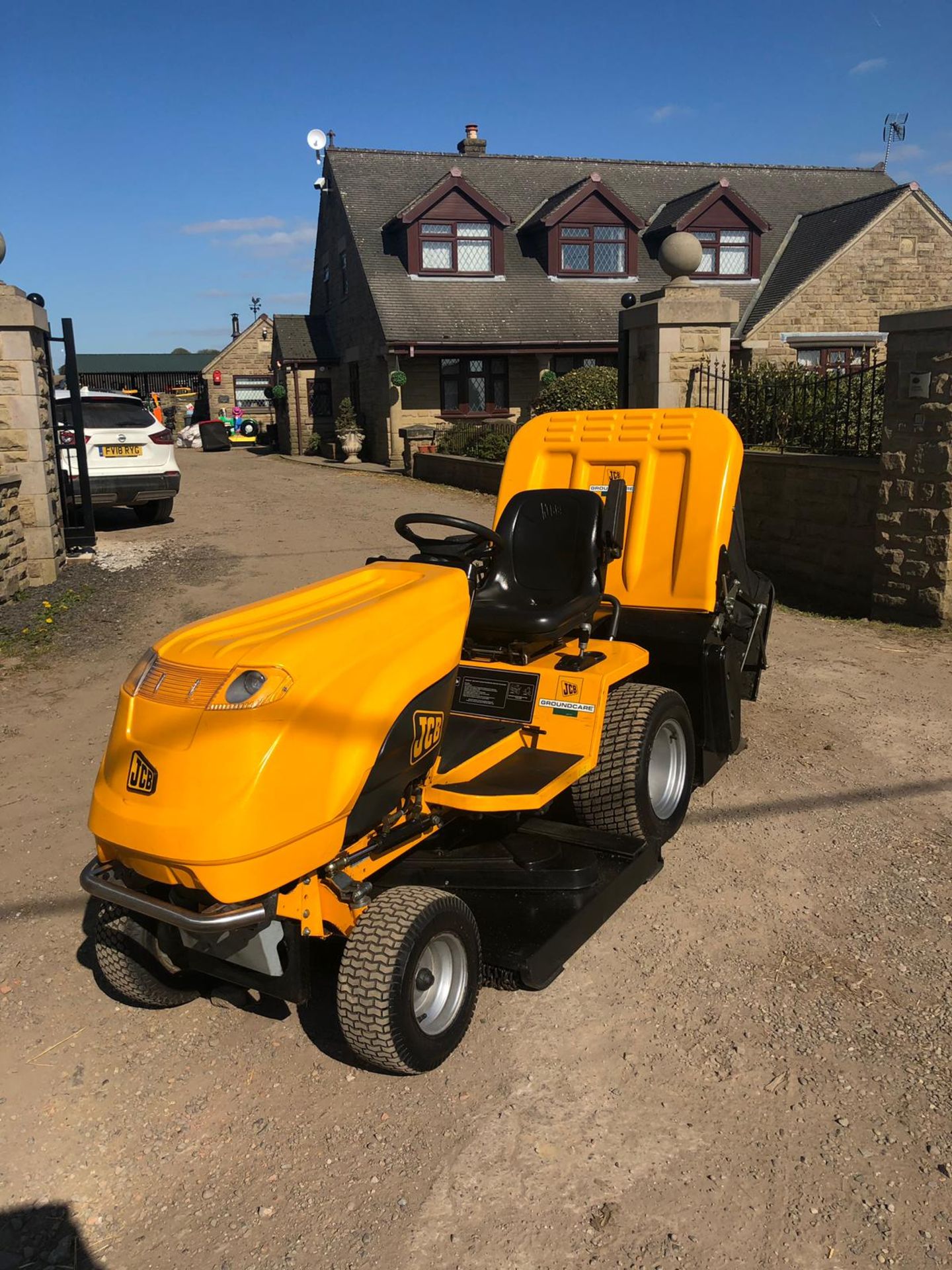 JCB D20-50 DIESEL RIDE ON LAWN MOWER, RUNS WORKS AND CUTS, HOURS 38 *NO VAT* - Image 2 of 7