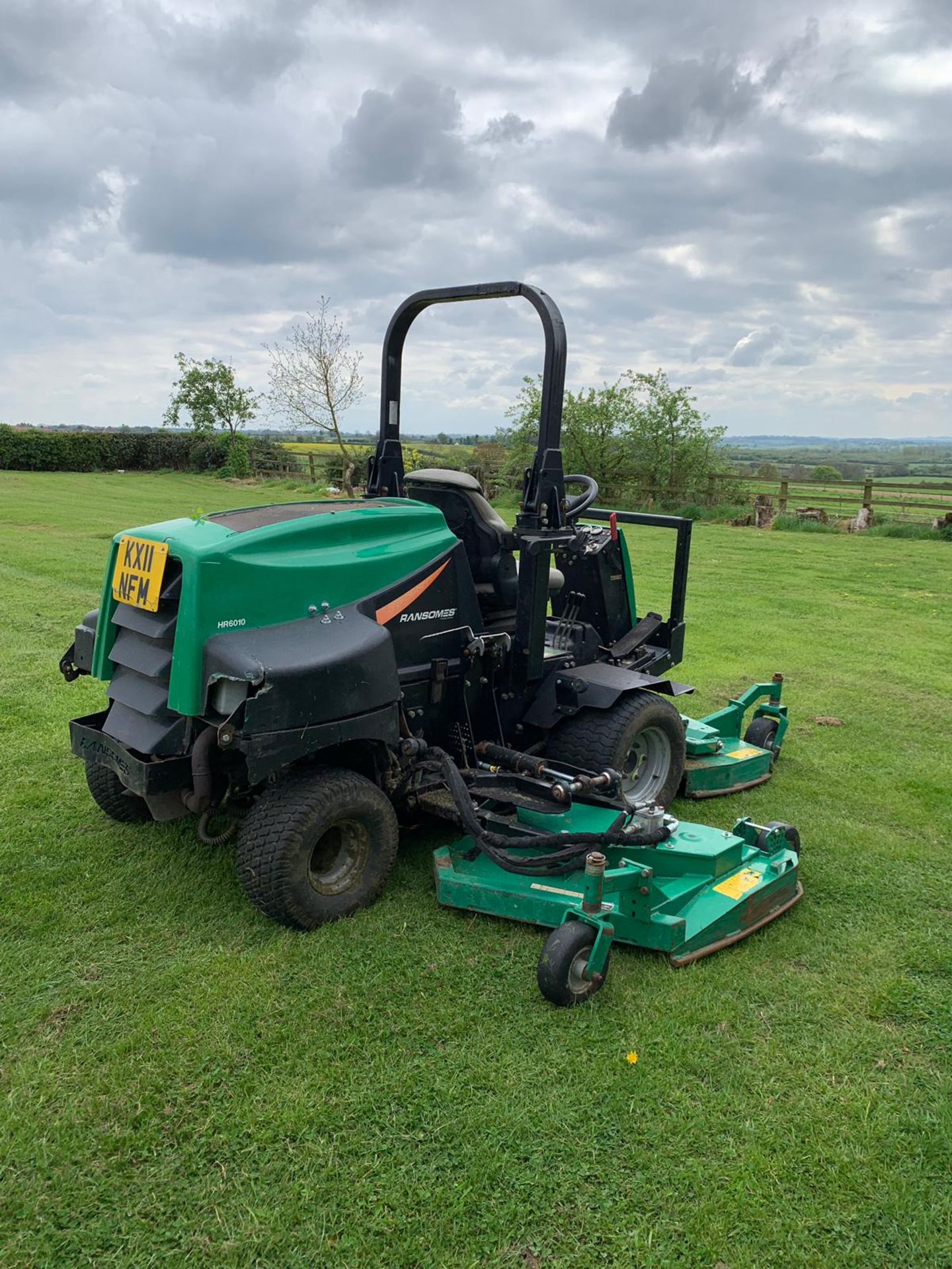 2011/11 REG RANSOMES HR-6010 BATWING WIDE AREA ROTARY RIDE ON DIESEL MOWER *PLUS VAT* - Image 9 of 17