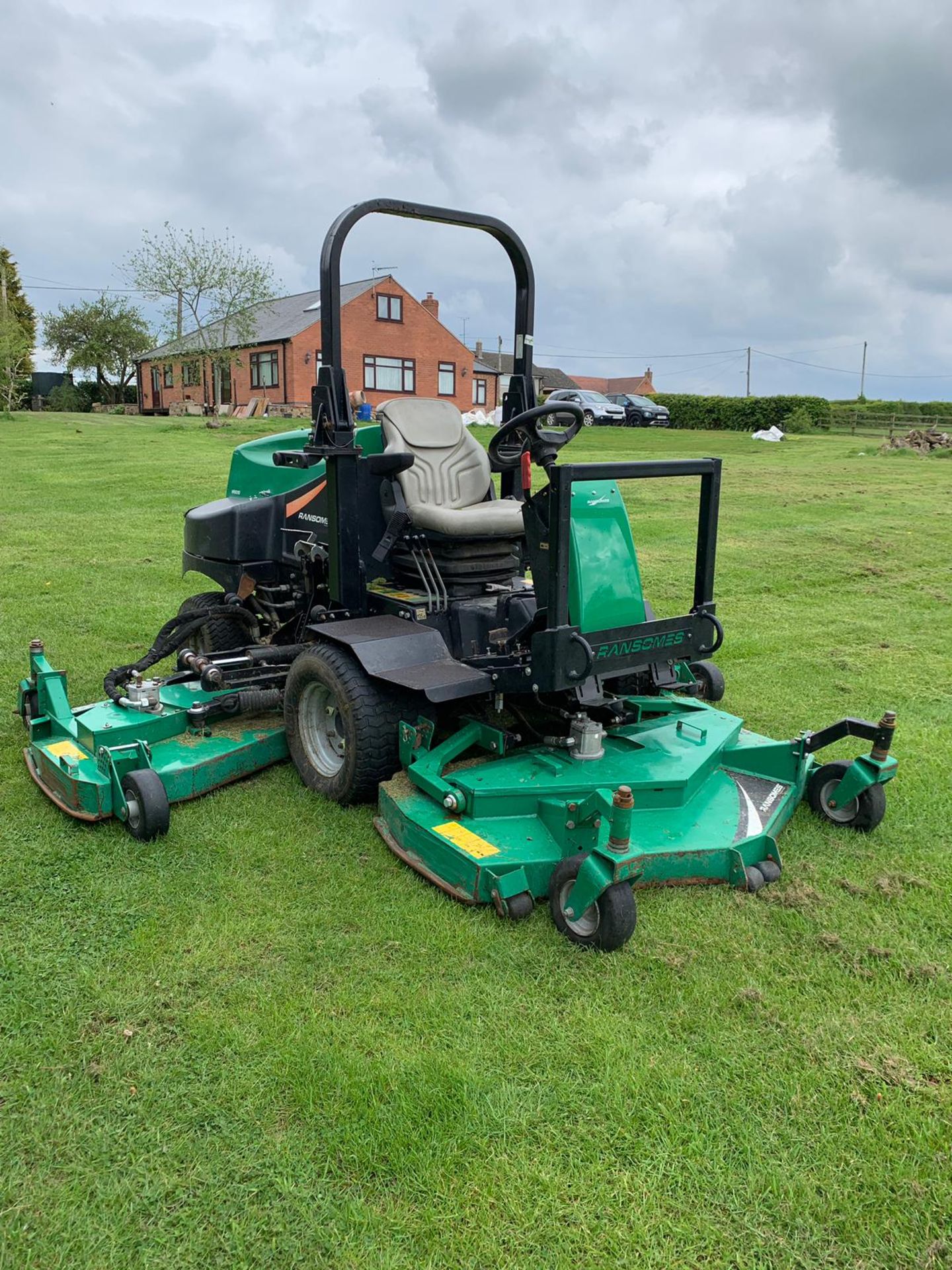 2011/11 REG RANSOMES HR-6010 BATWING WIDE AREA ROTARY RIDE ON DIESEL MOWER *PLUS VAT* - Image 2 of 17