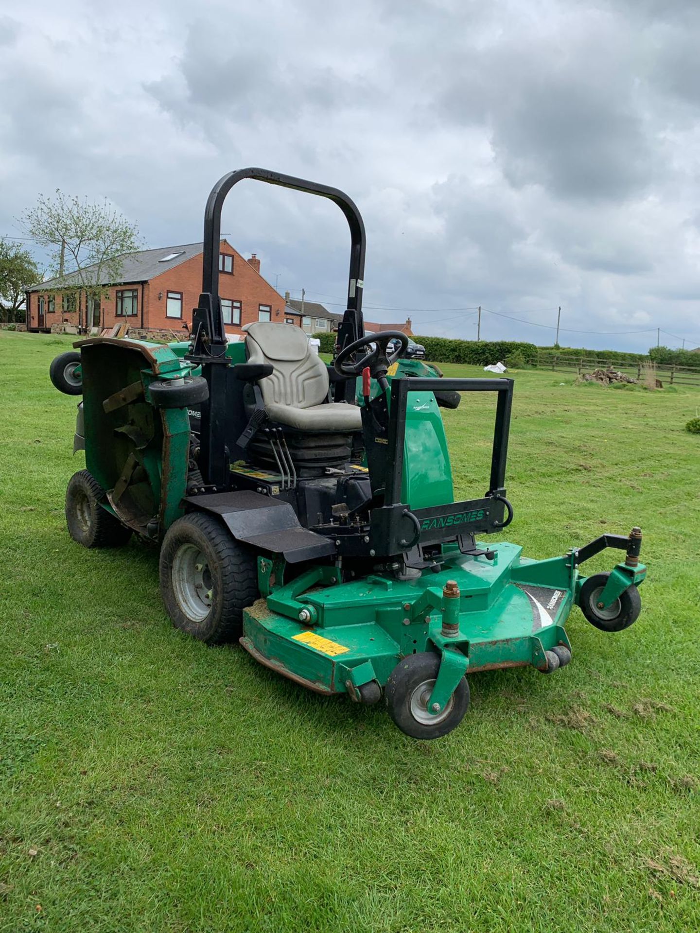 2011/11 REG RANSOMES HR-6010 BATWING WIDE AREA ROTARY RIDE ON DIESEL MOWER *PLUS VAT* - Image 10 of 17