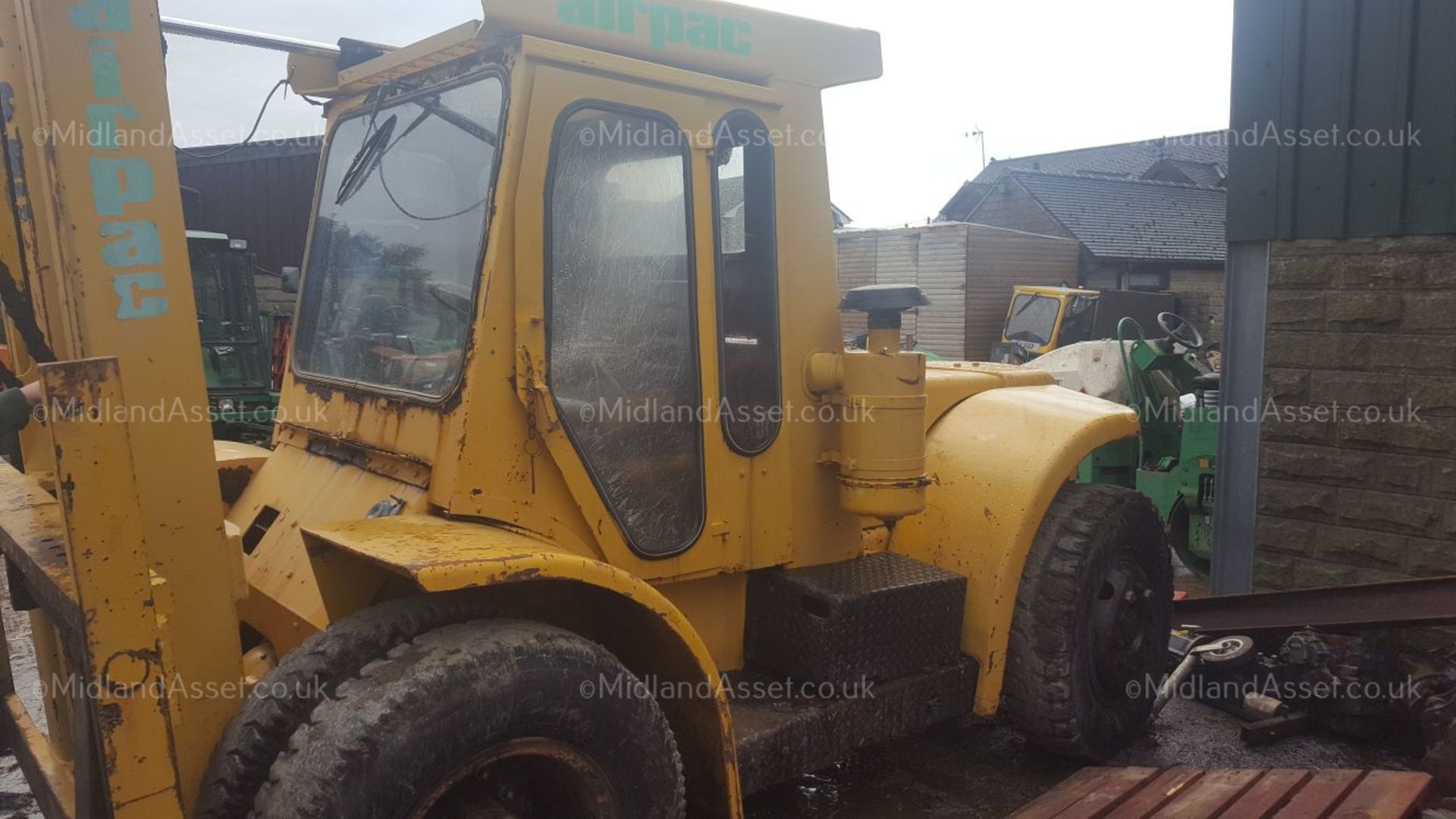 HYSTER 7 TON TWIN WHEELED FORK LIFT, BATTERY WAS FLAT BUT BELIEVED TO FUNCTION CORRECTLY *PLUS VAT* - Image 6 of 7