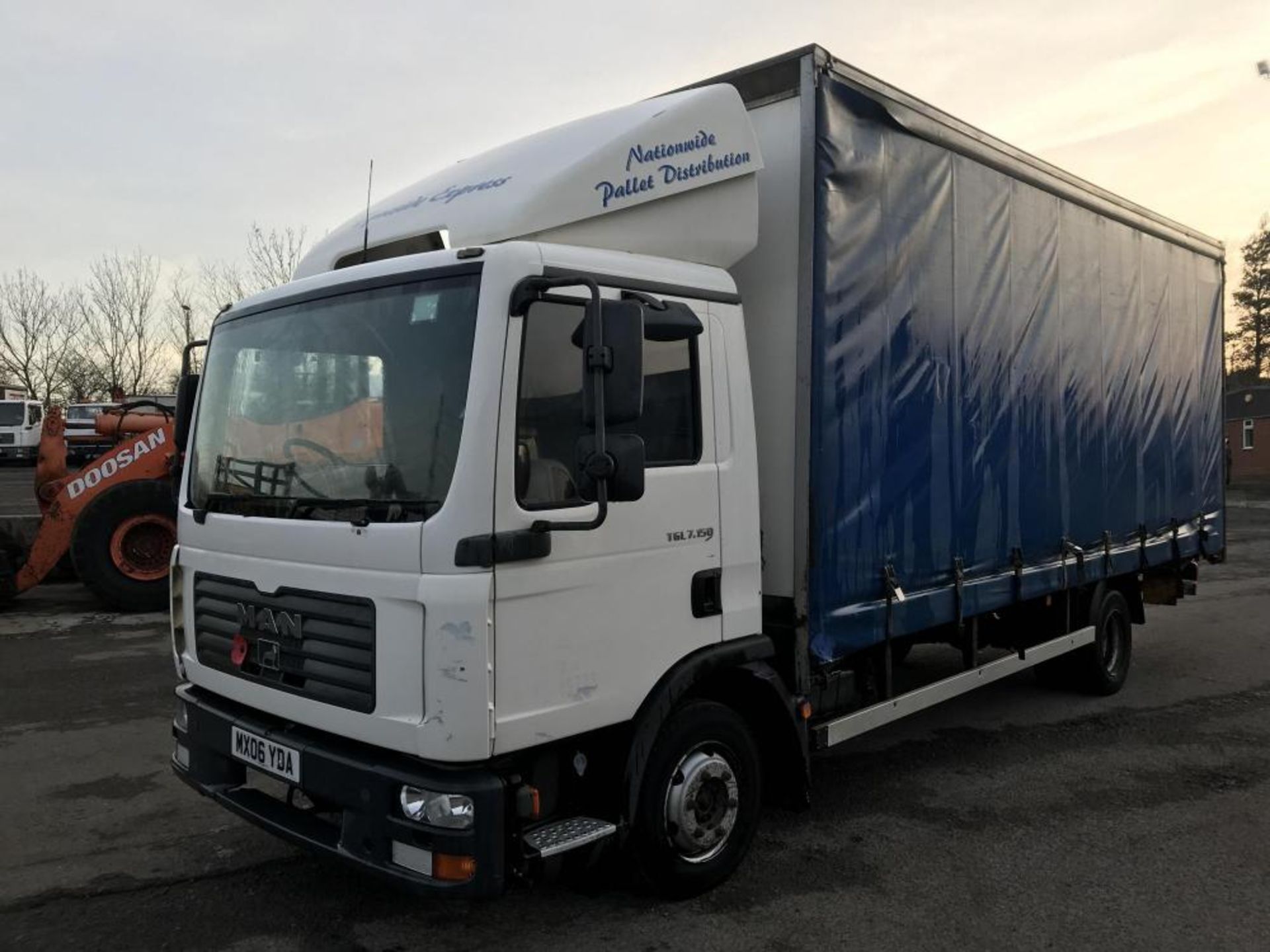 2006/06 REG MAN TGL 7.150 CURTAIN SIDE LORRY WITH TAIL LIFT *PLUS VAT* - Image 2 of 11