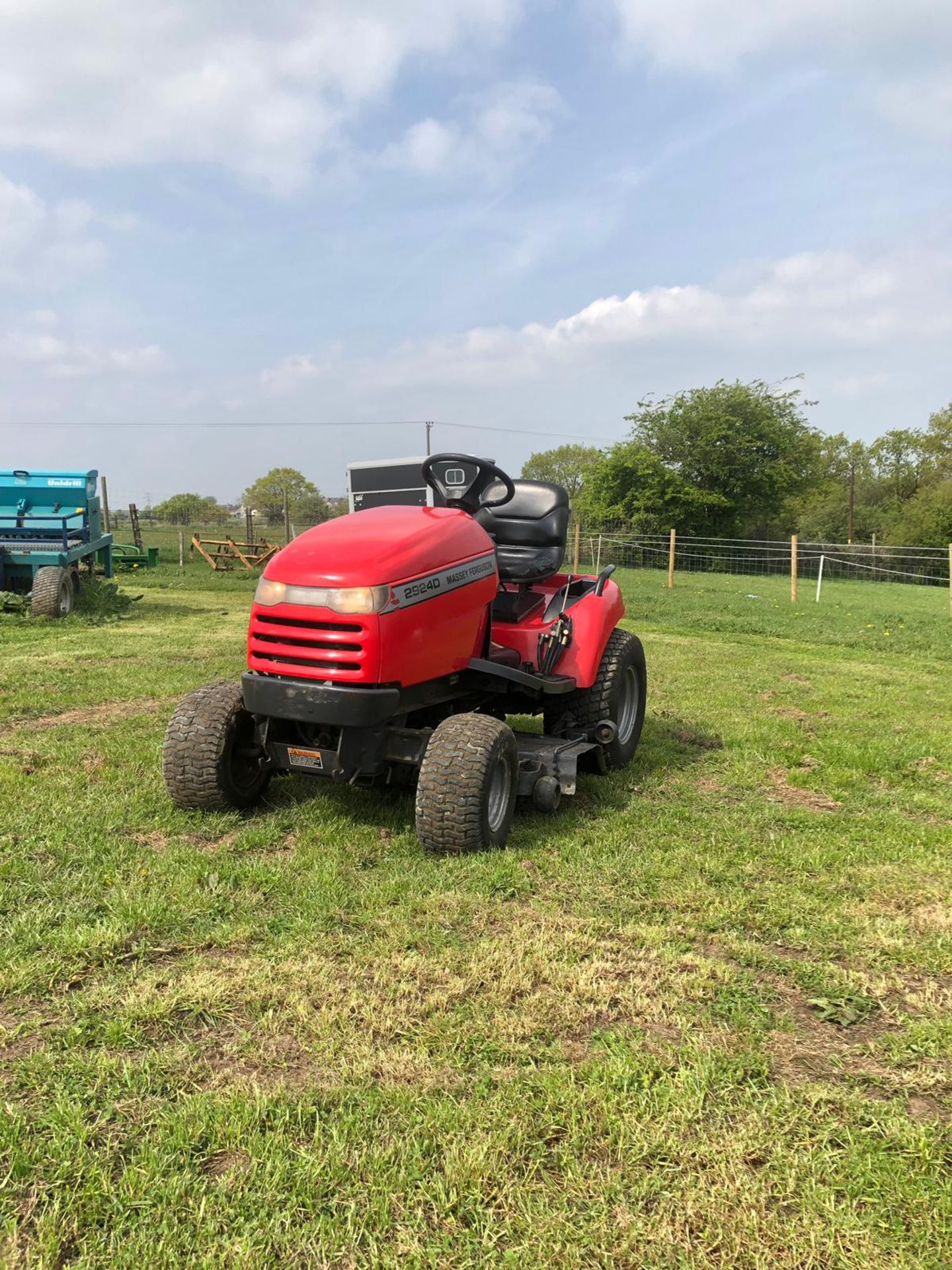 MASSEY FERGUSON 2924 COMPACT TRACTOR *NO VAT* - Image 2 of 6