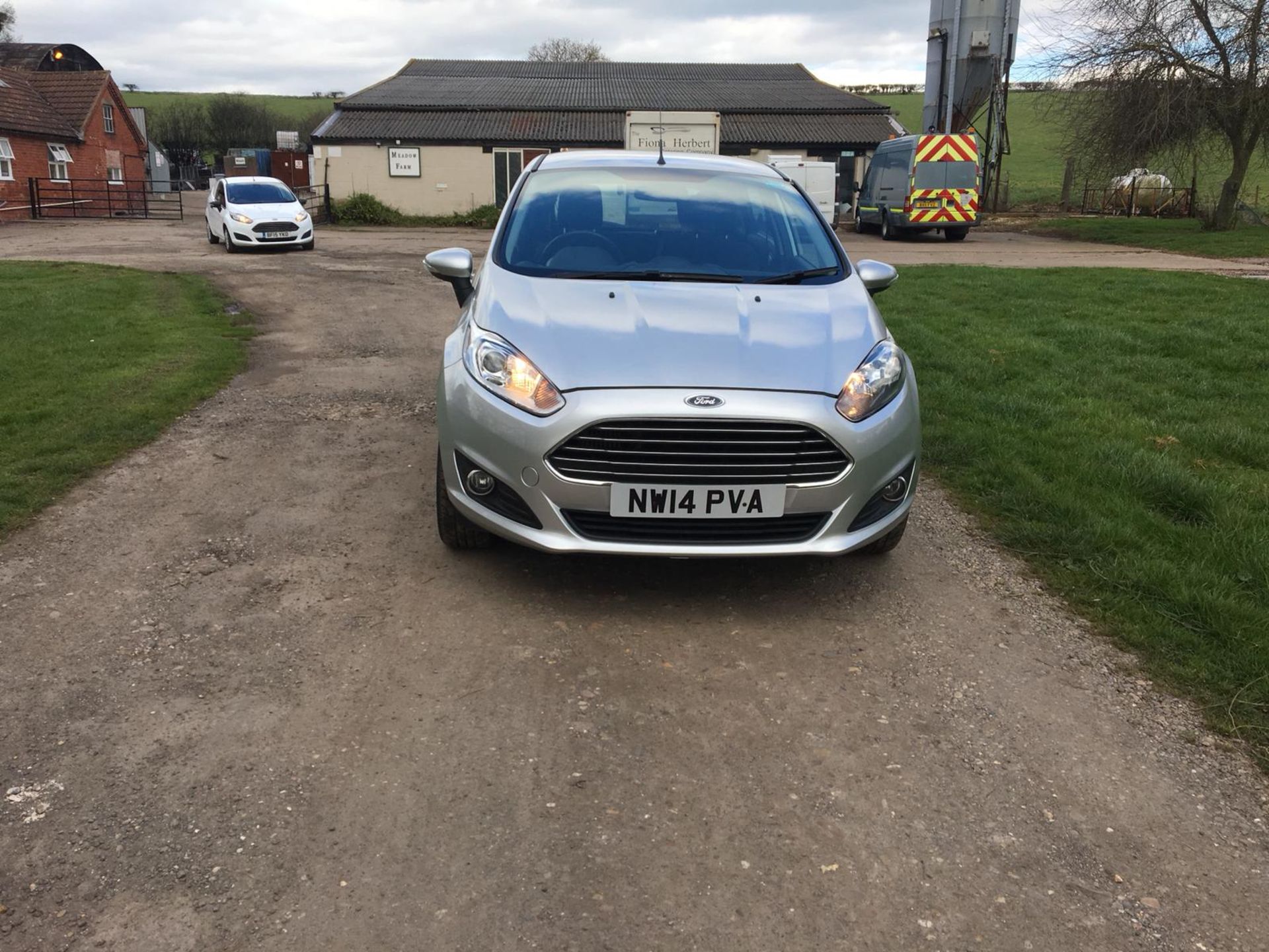 2014/14 REG FORD FIESTA ZETEC SILVER 1.0 PETROL 5 DOOR HATCHBACK, SHOWING 2 FORMER KEEPERS *NO VAT* - Image 2 of 12