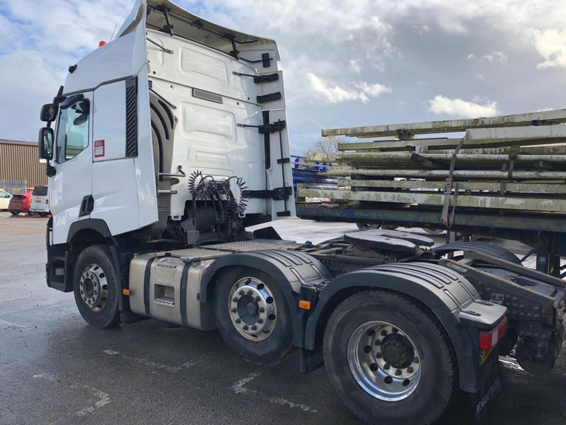 2014/64 REG RENAULT TRUCKS WHITE DIESEL HEAVY HAULAGE UNIT, SHOWING 0 FORMER KEEPERS *PLUS VAT* - Image 4 of 9