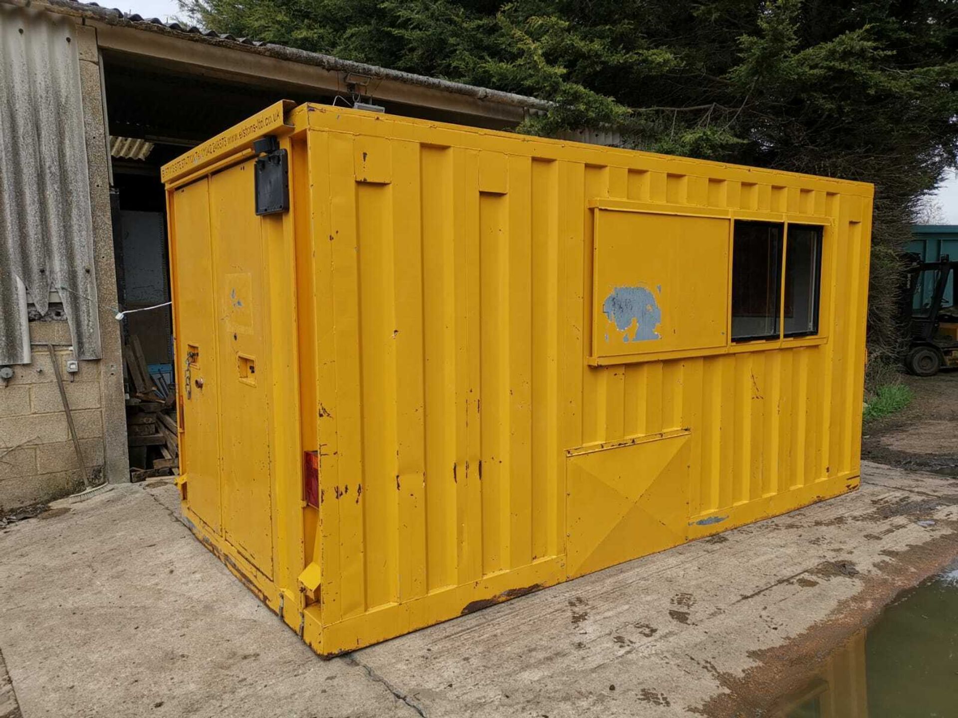 SITE STATION LYNTON, GTW 1900KG, 14' LONG, C/W DRYING ROOM, SEATING & TABLE, TOILET & HAND BASIN - Image 2 of 12