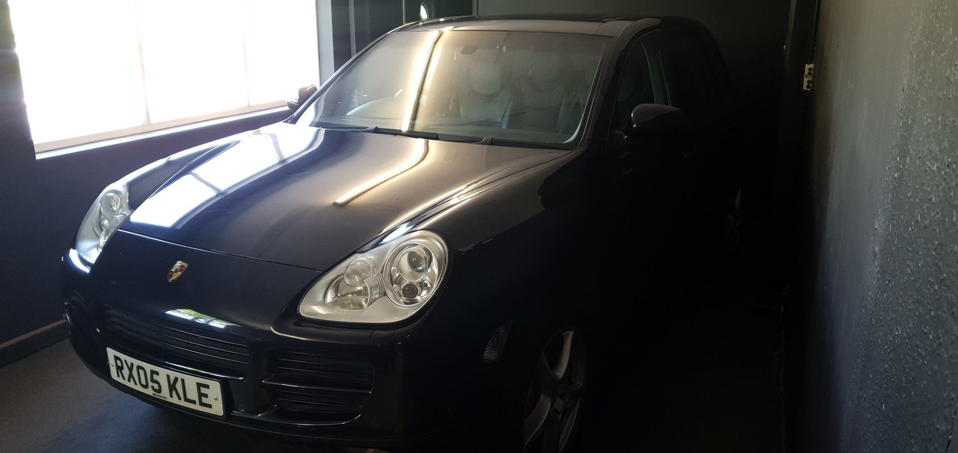 2005/05 REG PORSCHE CAYENNE S TIPTRONIC 4.5L V8 PETROL BLACK, 6 SPEED AUTO, 83K MILES *NO VAT* - Image 2 of 6