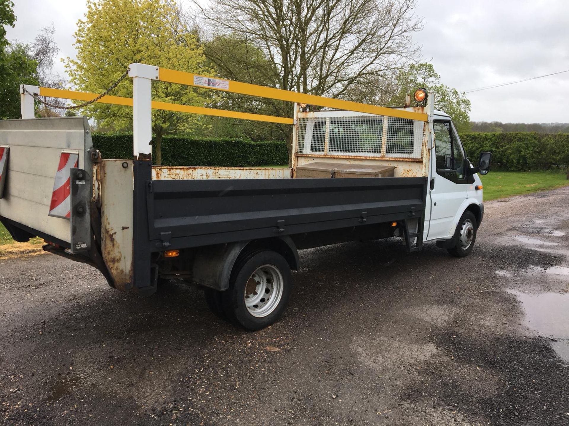 2007/07 REG FORD TRANSIT 100 T350EF RWD WHITE 2.4 DIESEL DROP-SIDE LORRY WITH TAIL LIFT *PLUS VAT* - Image 6 of 13