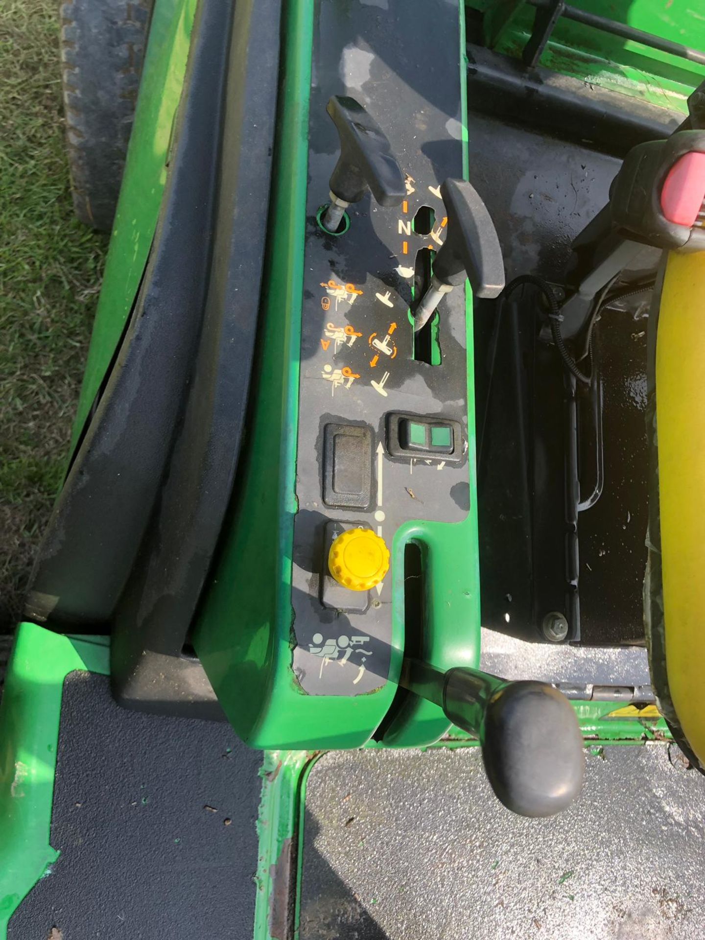 JOHN DEERE 1545 RIDE ON LAWN MOWER, YEAR 2008, RUNS, WORKS AND CUTS *PLUS VAT* - Image 6 of 6