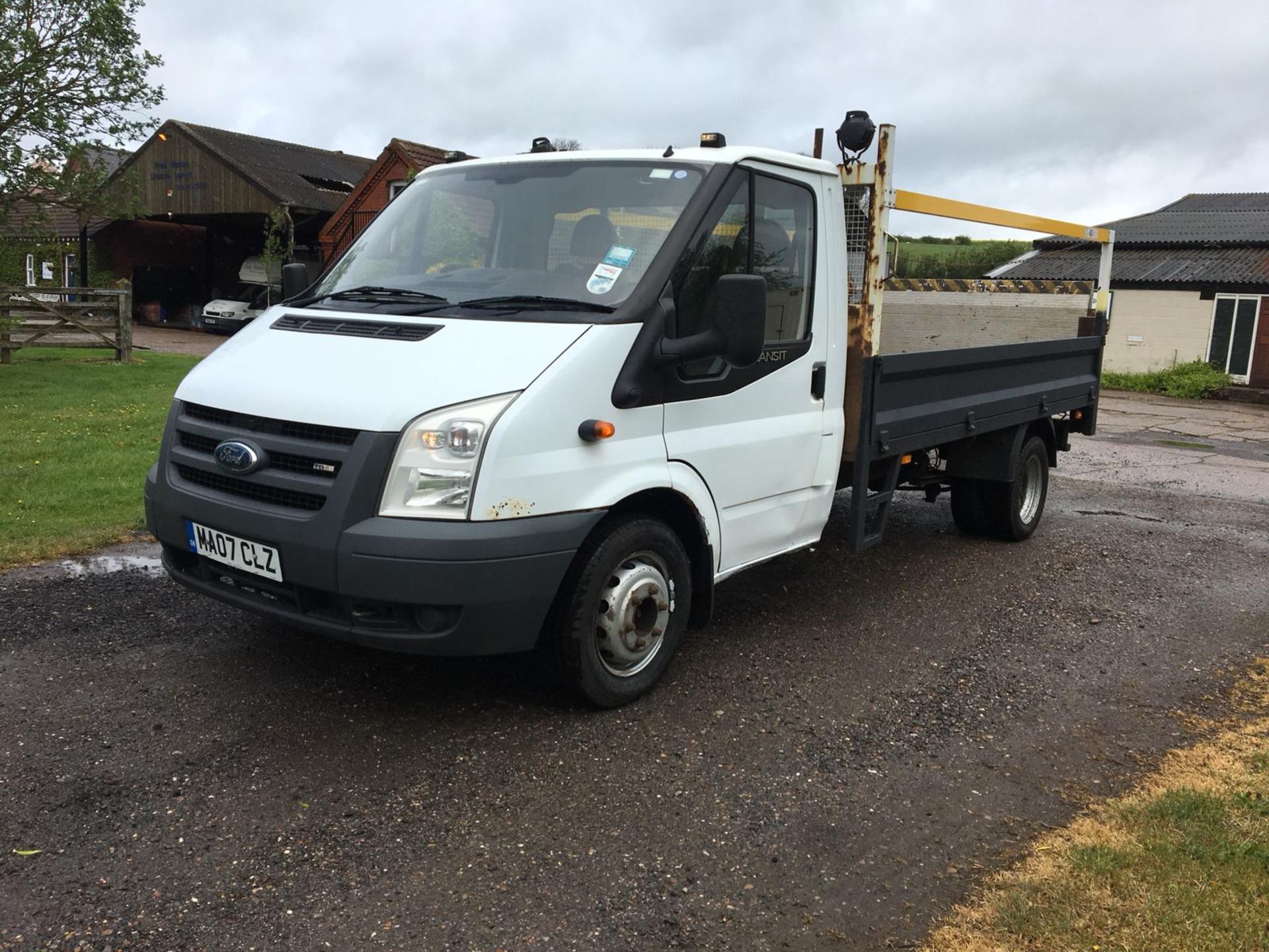 2007/07 REG FORD TRANSIT 100 T350EF RWD WHITE 2.4 DIESEL DROP-SIDE LORRY WITH TAIL LIFT *PLUS VAT* - Image 3 of 13