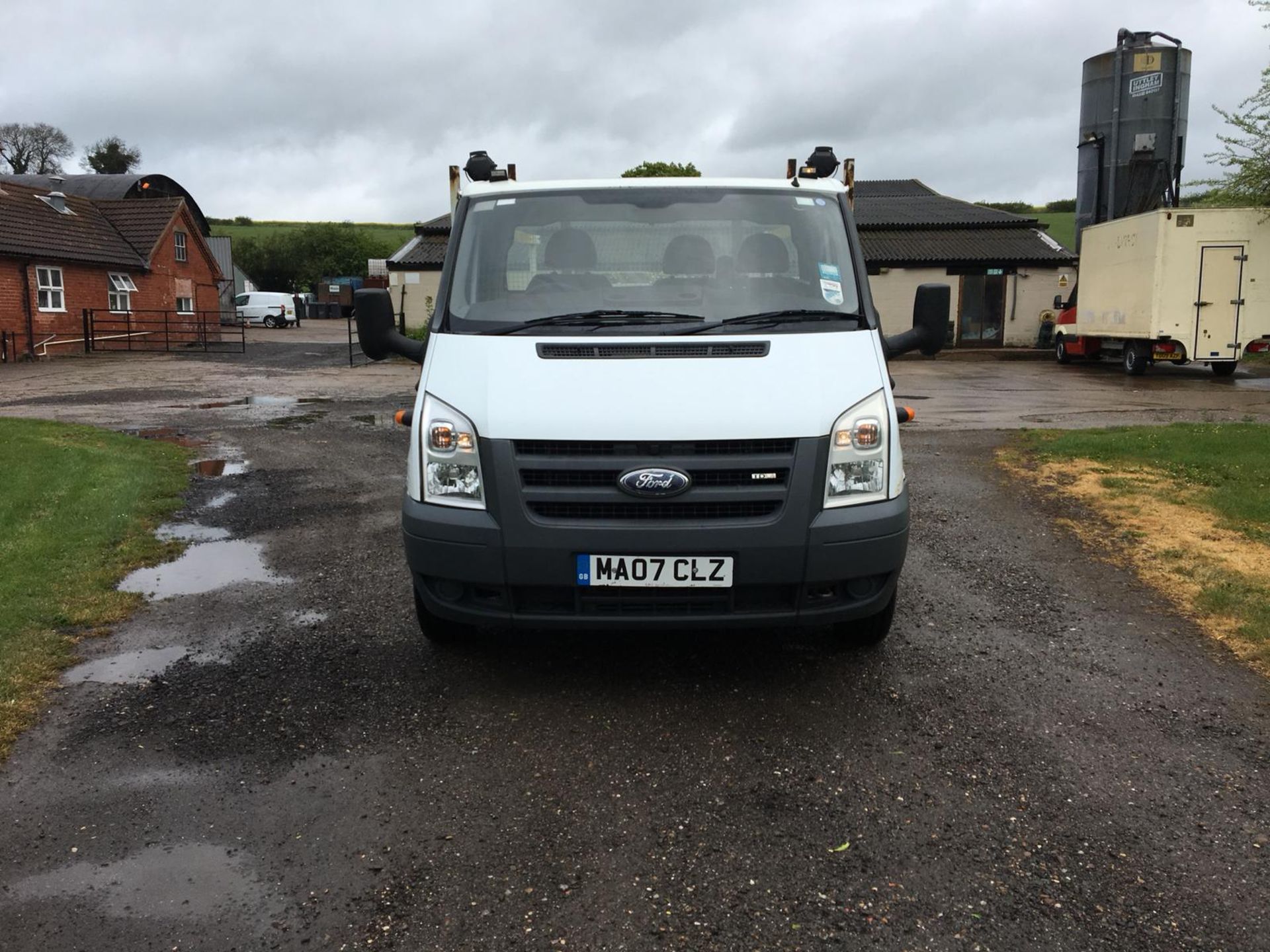 2007/07 REG FORD TRANSIT 100 T350EF RWD WHITE 2.4 DIESEL DROP-SIDE LORRY WITH TAIL LIFT *PLUS VAT* - Image 2 of 13