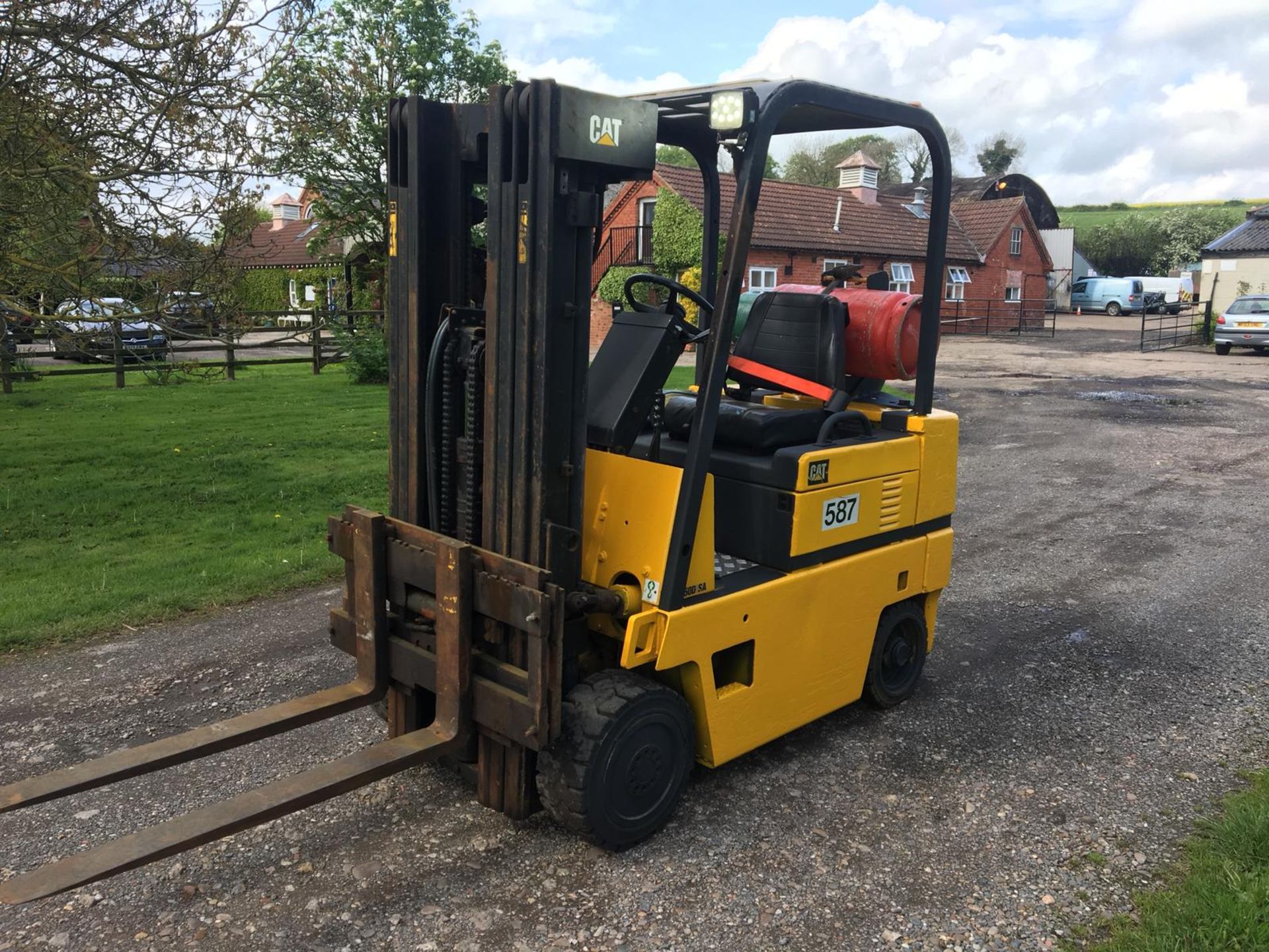 1990 CATERPILLAR T50DSA 2750 KG GAS POWERED FORKLIFT WITH TRIPLEX MAST *PLUS VAT* - Image 3 of 17