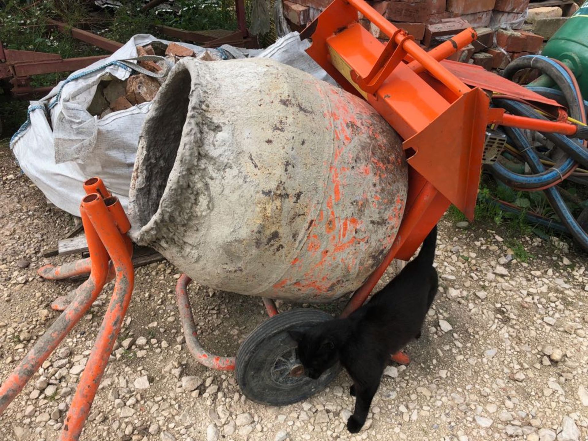 CEMENT MIXER WITH STAND, HONDA G100 2.5 HP PETROL ENGINE *PLUS VAT* - Image 2 of 5