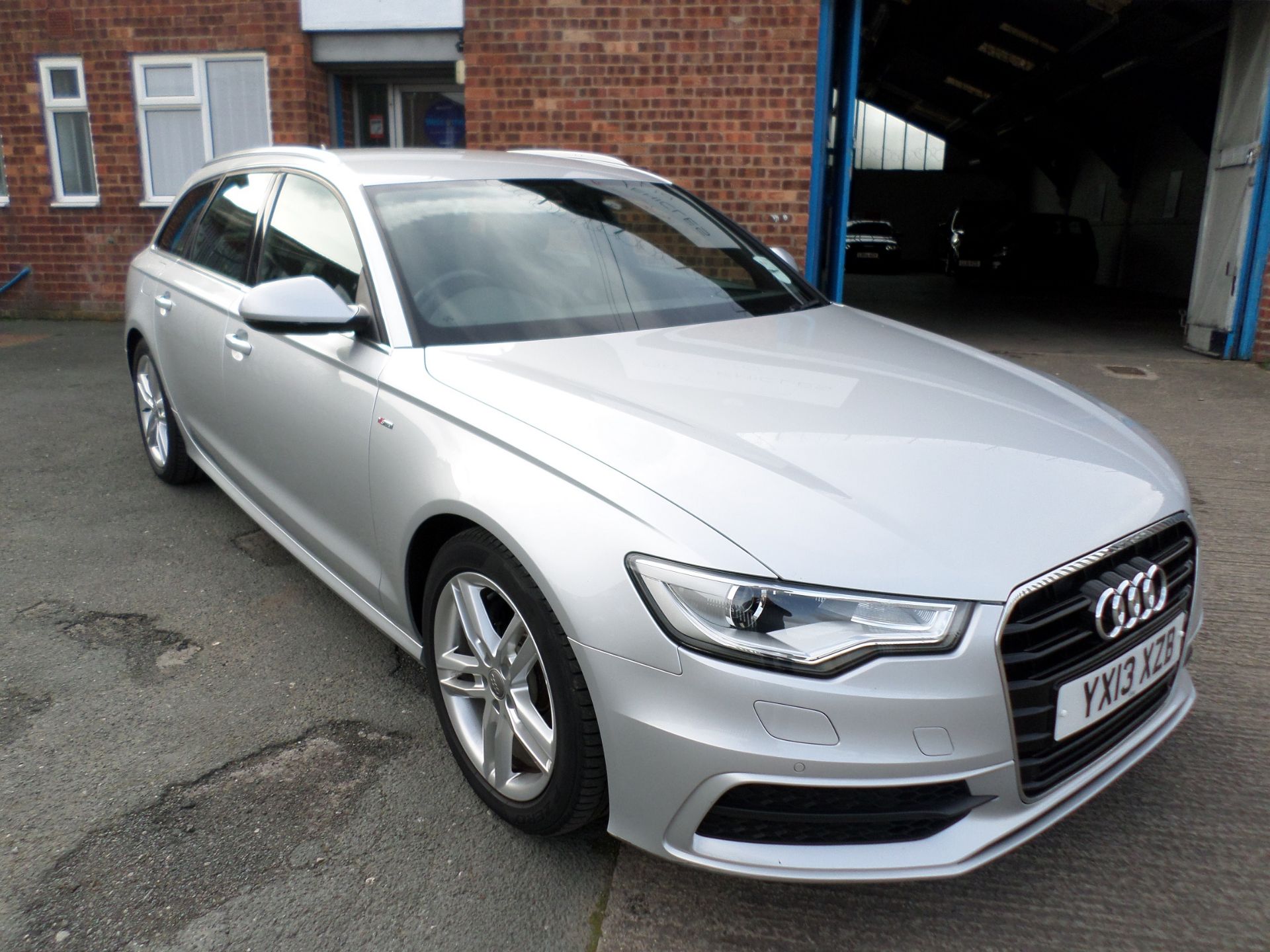 2013/13 REG AUDI A6 S LINE TDI 2.0 DIESEL SILVER ESTATE, SHOWING 1 FORMER KEEPER *NO VAT*