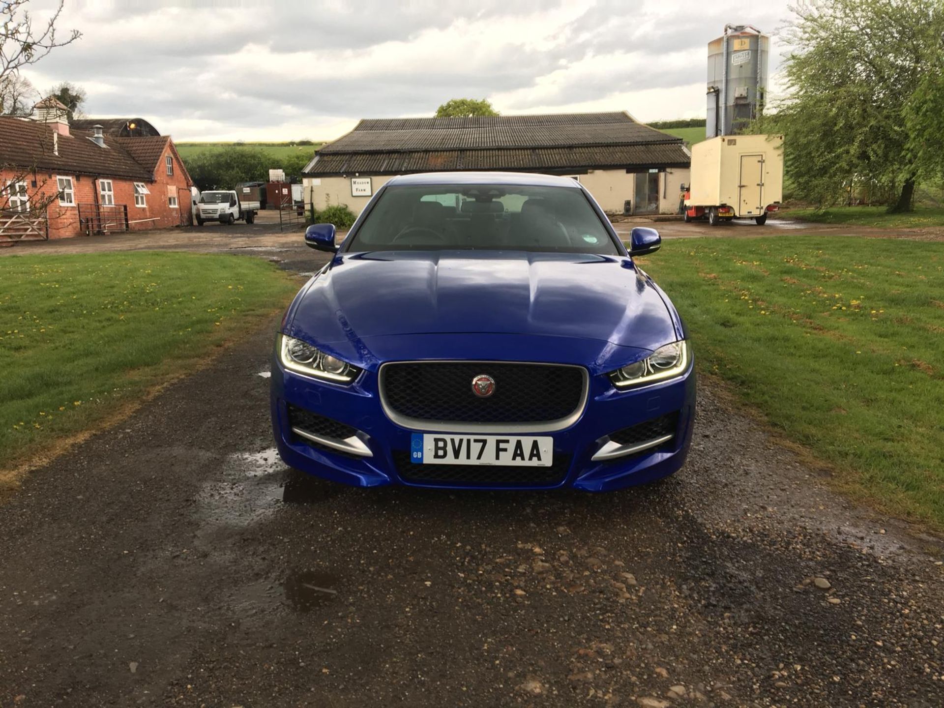 2017/17 REG JAGUAR XE R-SPORT 2.0 DIESEL BLUE, SHOWING 0 FORMER KEEPERS *NO VAT* - Image 2 of 18