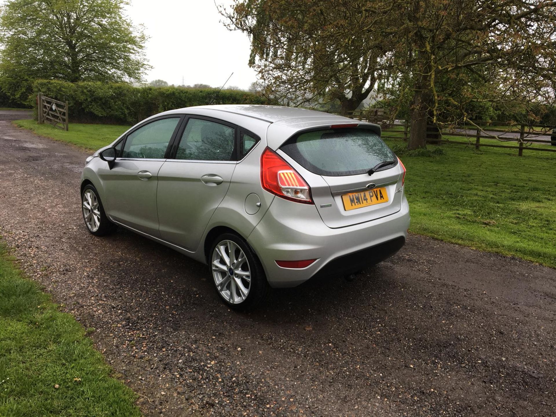 2014/14 REG FORD FIESTA ZETEC SILVER 1.0 PETROL 5 DOOR HATCHBACK, SHOWING 2 FORMER KEEPERS *NO VAT* - Image 5 of 15