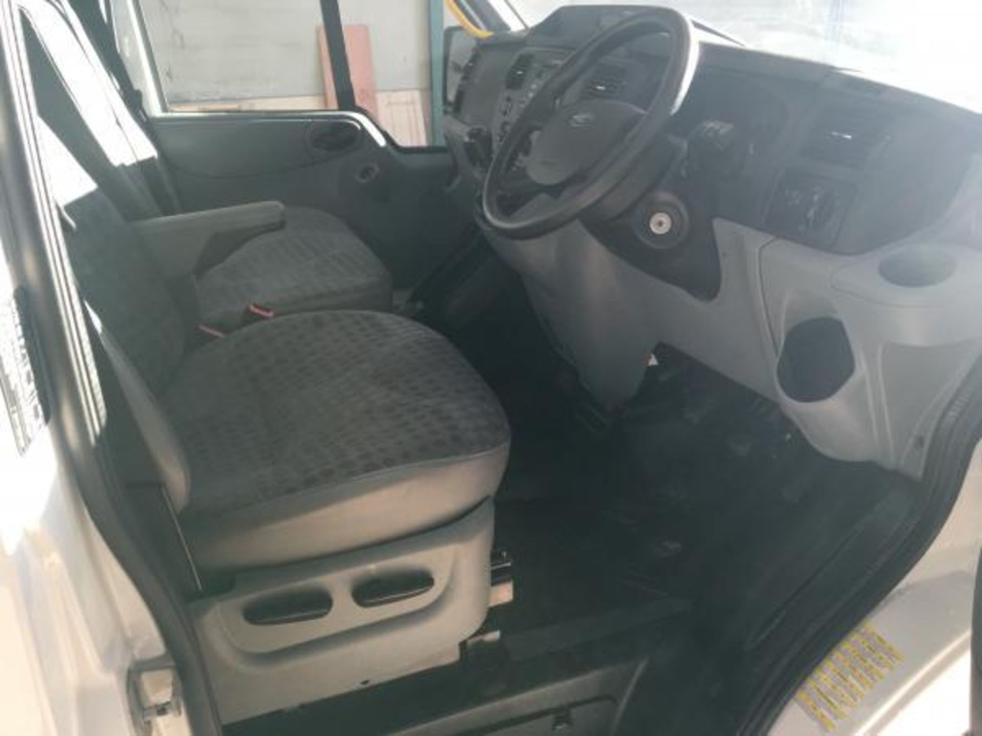 2013/13 REG FORD TRANSIT 135 T430 RWD WHITE DIESEL 17 SEAT MINIBUS EURO 5 WITH AIR CON *PLUS VAT* - Image 5 of 15