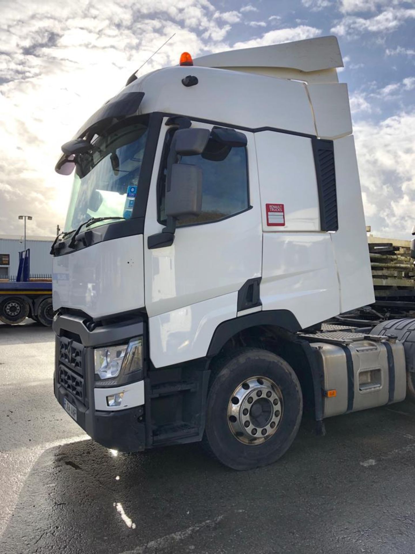 2014/64 REG RENAULT TRUCKS WHITE DIESEL HEAVY HAULAGE UNIT, SHOWING 0 FORMER KEEPERS *PLUS VAT* - Image 3 of 9