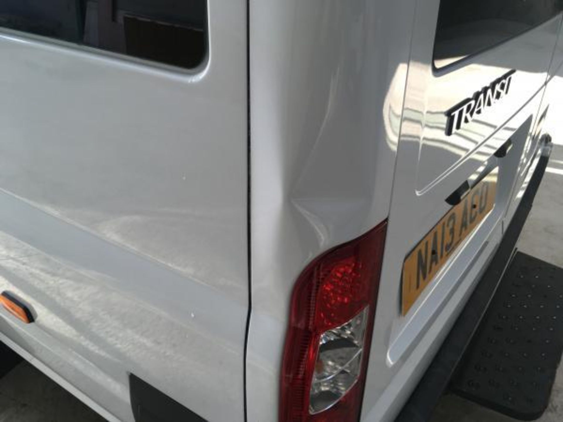 2013/13 REG FORD TRANSIT 135 T430 RWD WHITE DIESEL 17 SEAT MINIBUS EURO 5 WITH AIR CON *PLUS VAT* - Image 11 of 15