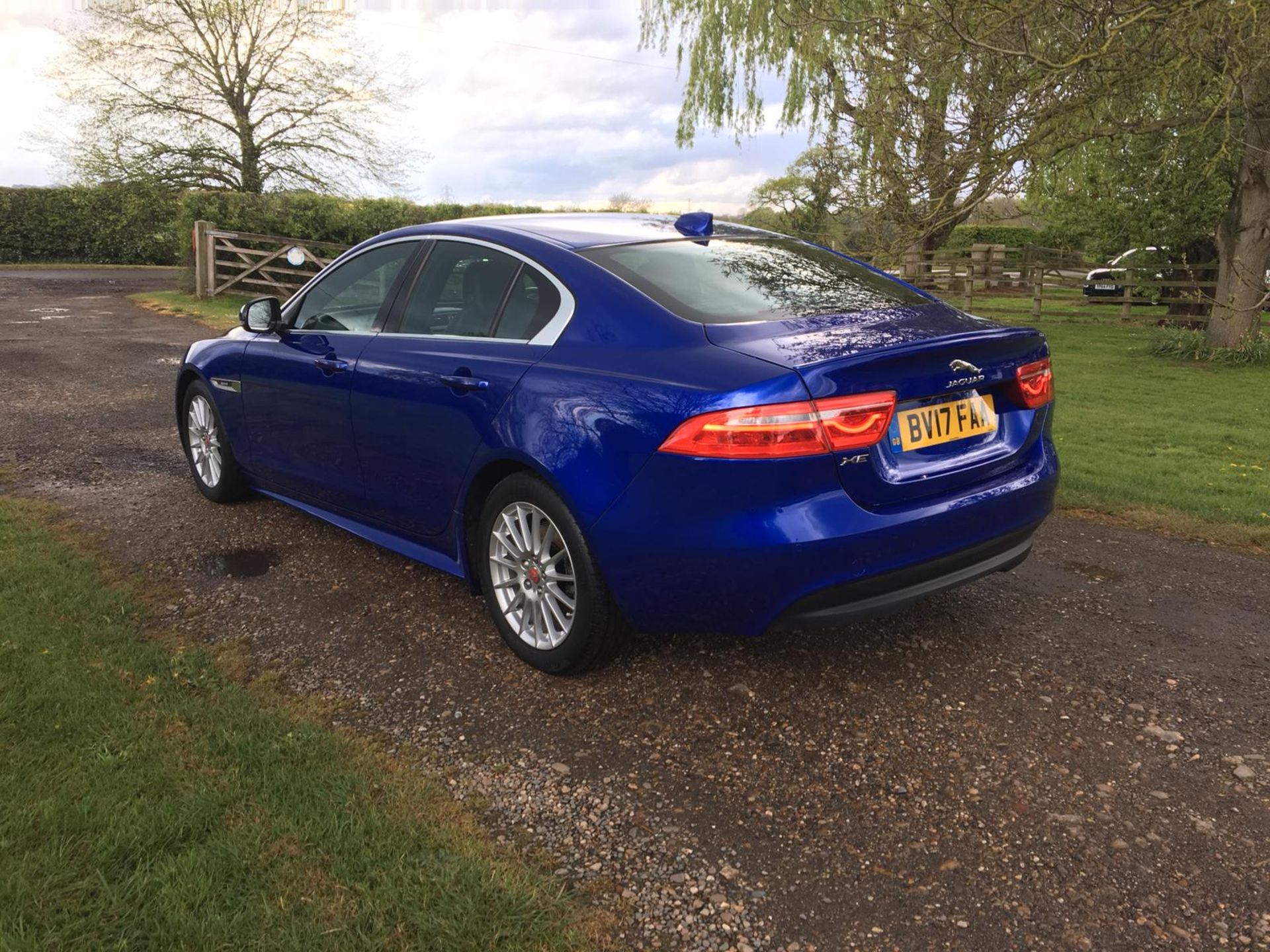 2017/17 REG JAGUAR XE R-SPORT 2.0 DIESEL BLUE, SHOWING 0 FORMER KEEPERS *NO VAT* - Image 5 of 18