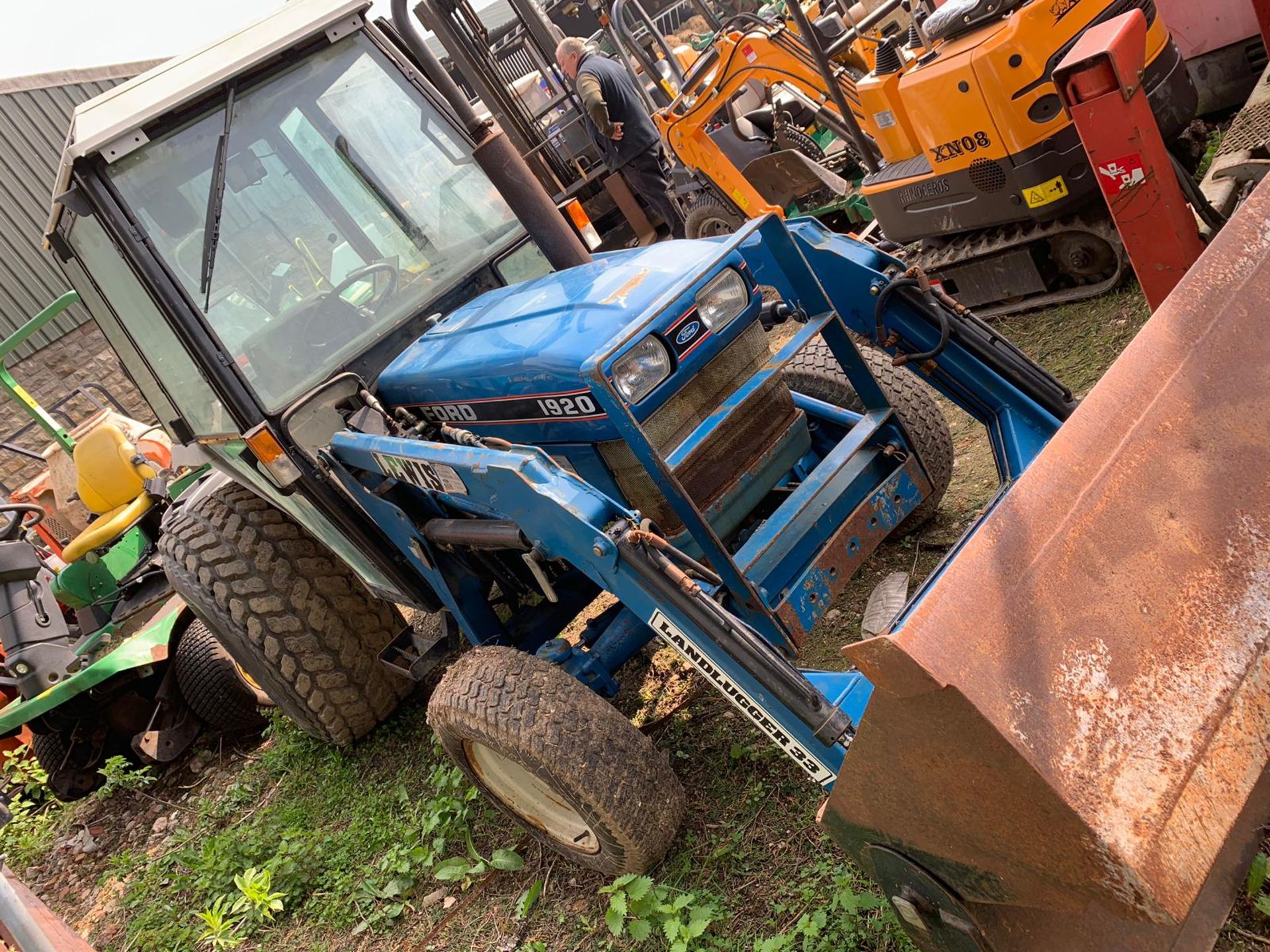 FORD 1920 BLUE COMPACT UTILITY TRACTOR C/W LEWIS LANDLUGGER 33 FRONT LOADER ATTACHMENT BUCKET - Image 4 of 12