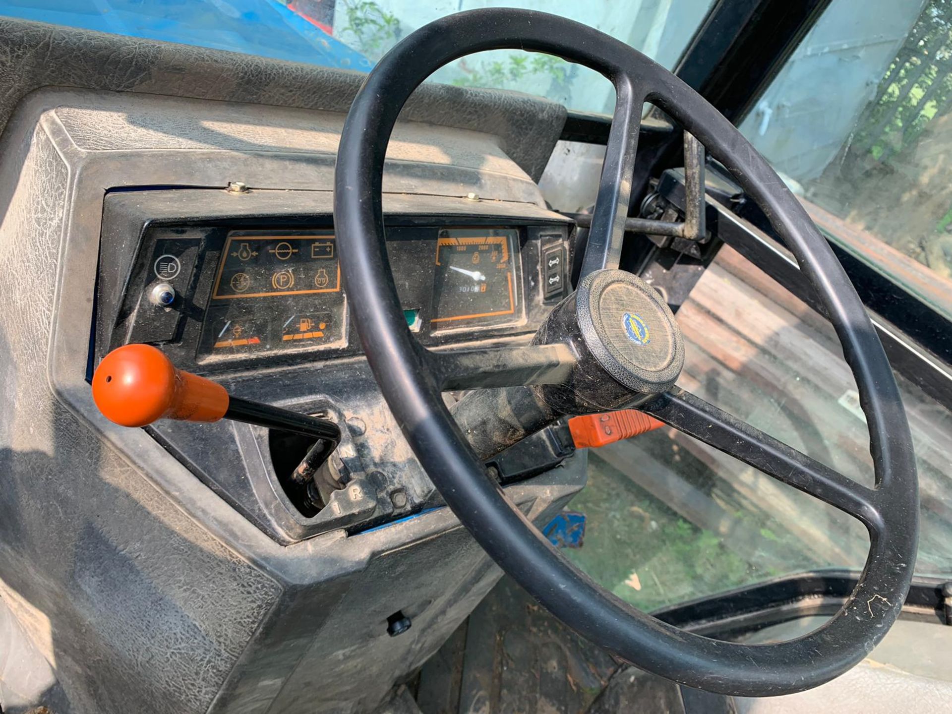 FORD 1920 BLUE COMPACT UTILITY TRACTOR C/W LEWIS LANDLUGGER 33 FRONT LOADER ATTACHMENT BUCKET - Image 12 of 12