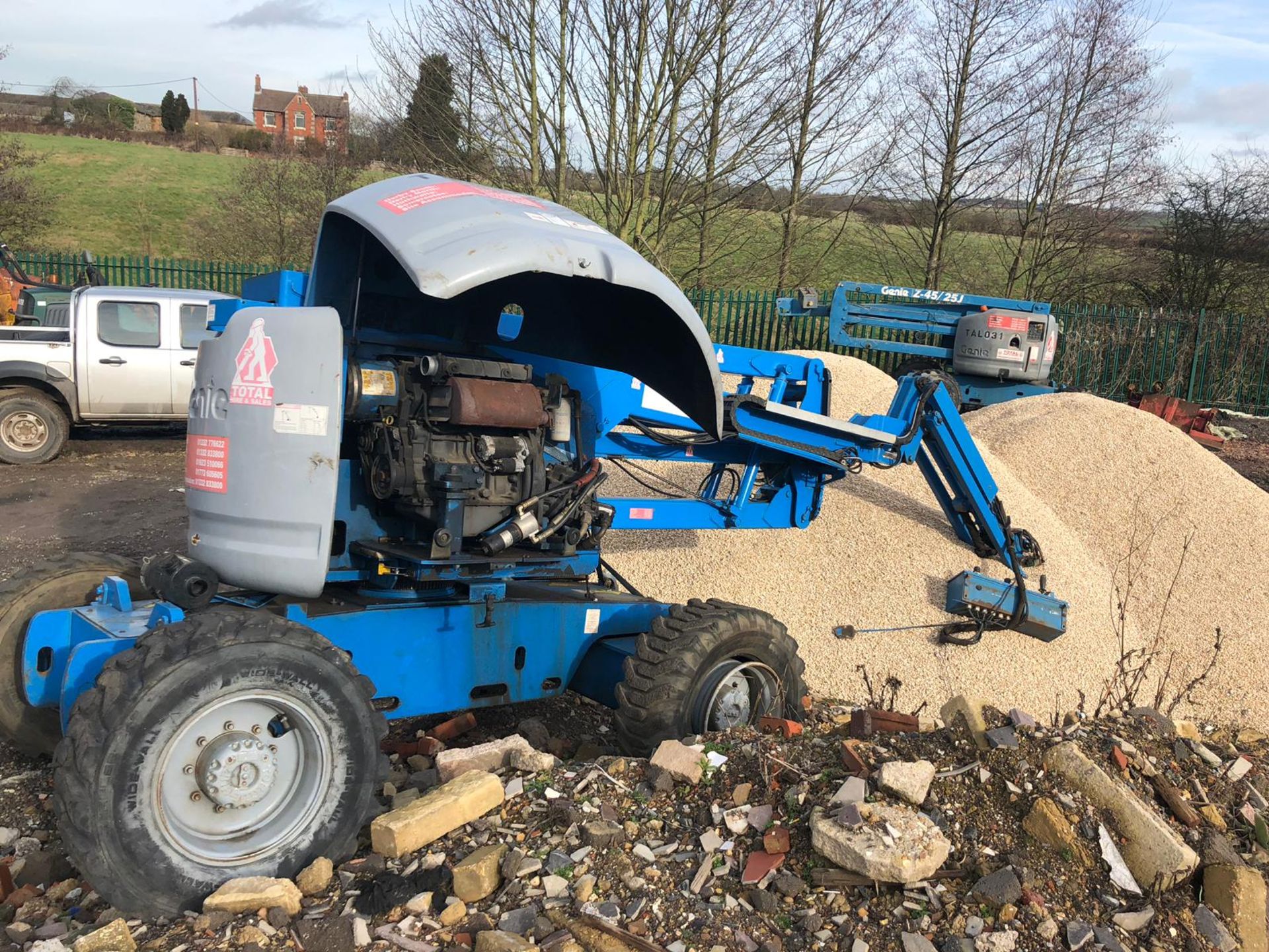 TWO 2 X GENIE BOOM LIFTS MODEL Z45 - 25J 4X4, YEAR 2001 SELLING AS SPARES / REPAIRS *PLUS VAT* - Image 4 of 8