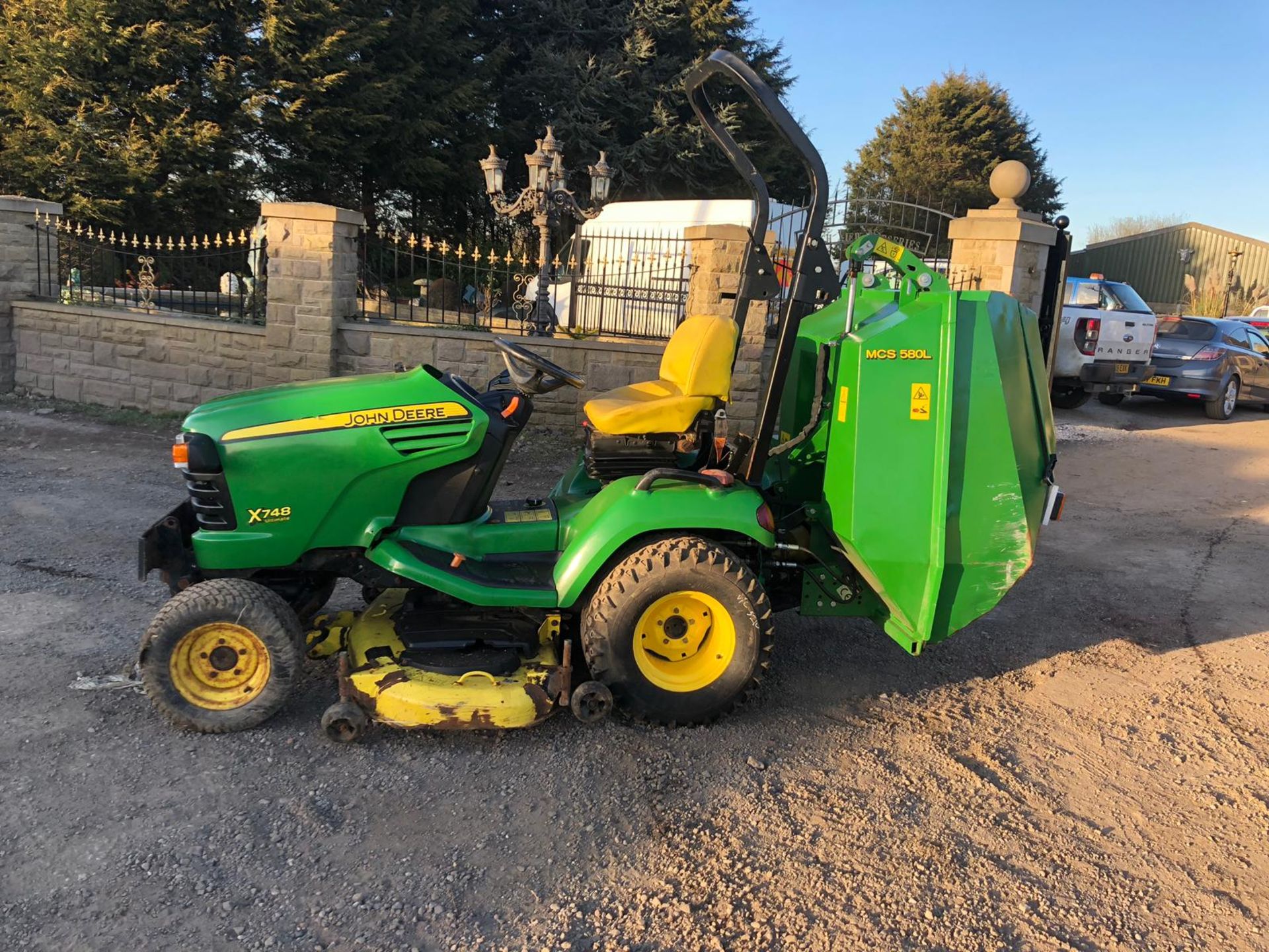 2010/10 REG JOHN DEERE X748 4X4 RIDE ON LAWN MOWER, RUNS WORKS AND CUTS *PLUS VAT* - Image 3 of 7