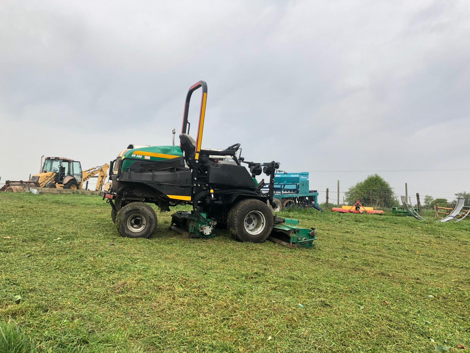 RANSOMES PARKWAY HR300 4WD RIDE ON MOWER, YEAR 2012, HOURS 577, RUNS WORKS AND CUTS *PLUS VAT* - Image 2 of 6