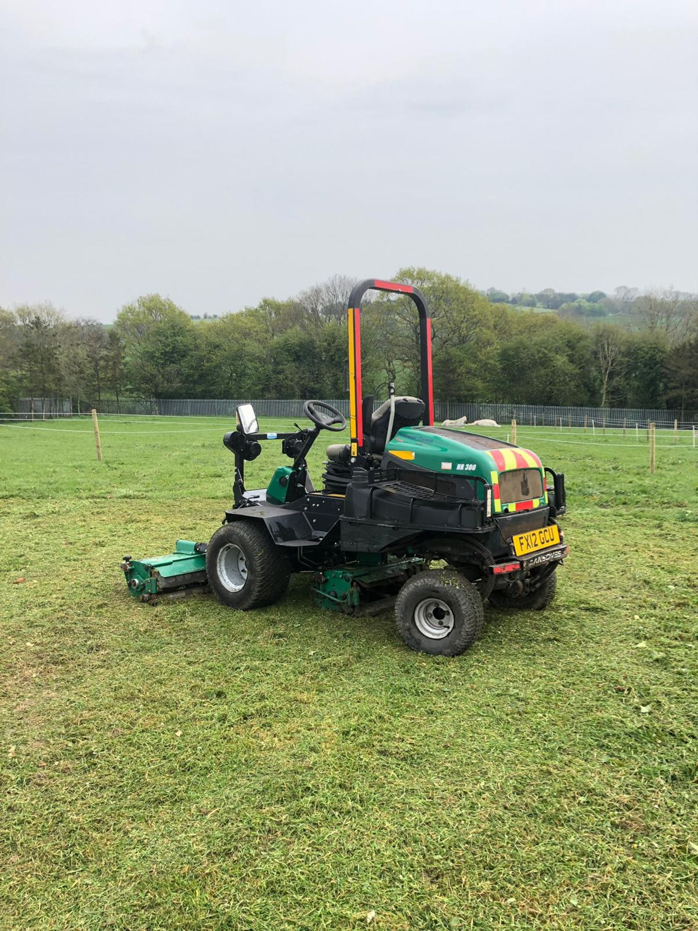 RANSOMES PARKWAY HR300 4WD RIDE ON MOWER, YEAR 2012, HOURS 577, RUNS WORKS AND CUTS *PLUS VAT* - Image 3 of 6