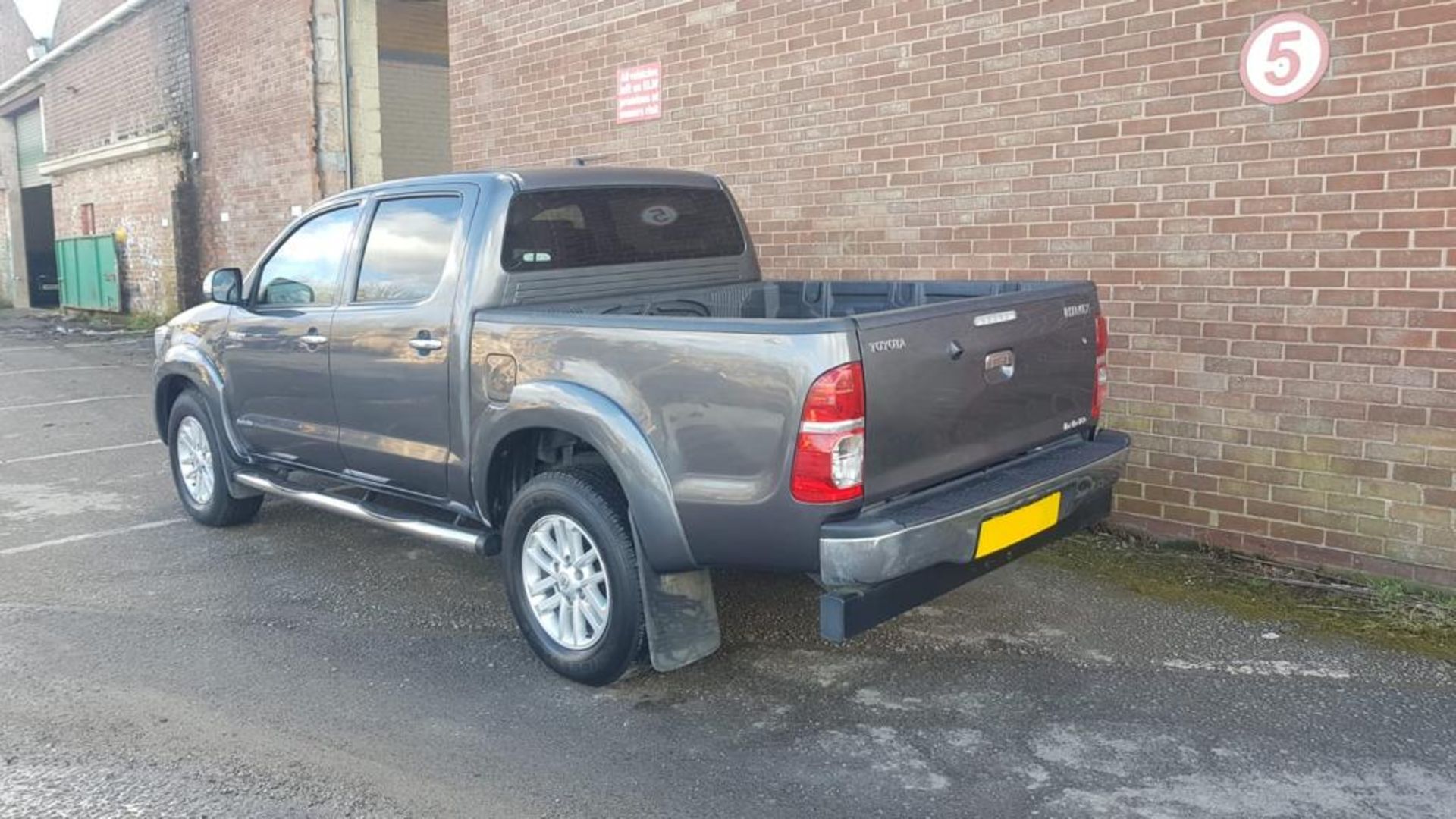 2015/64 REG TOYOTA HILUX INVINCIBLE D-4D 4X4 DIESEL, SHOWING 1 FORMER KEEPER *PLUS VAT* - Image 6 of 17