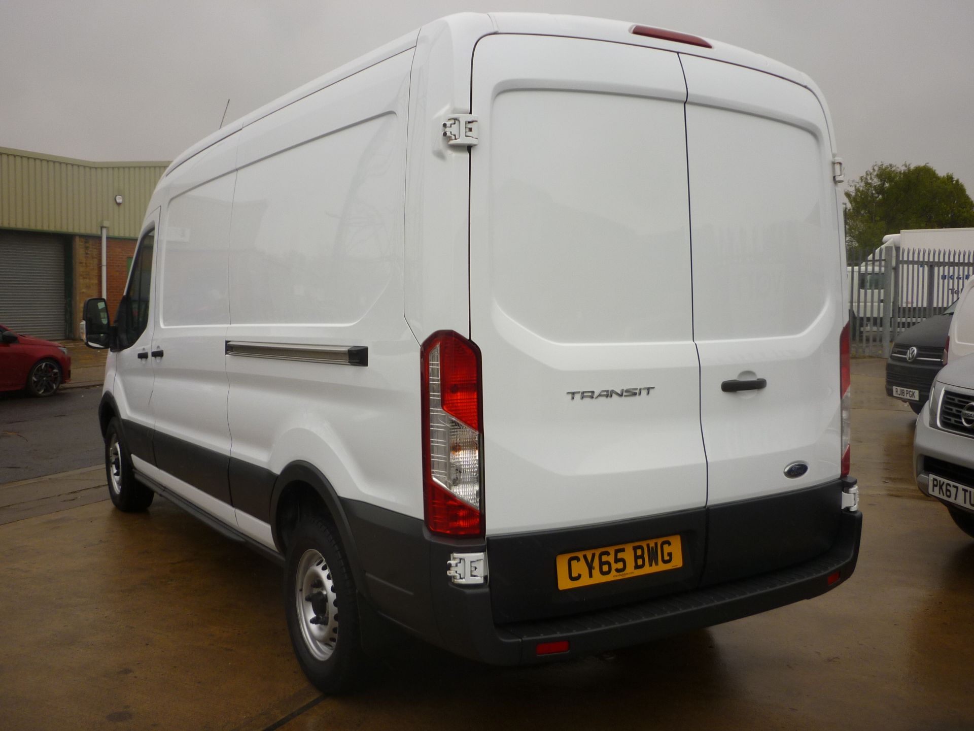 2016/65 REG FORD TRANSIT 350 L3 H2 2.2 DIESEL WHITE PANEL VAN, SHOWING 0 FORMER KEEPERS - Image 3 of 10