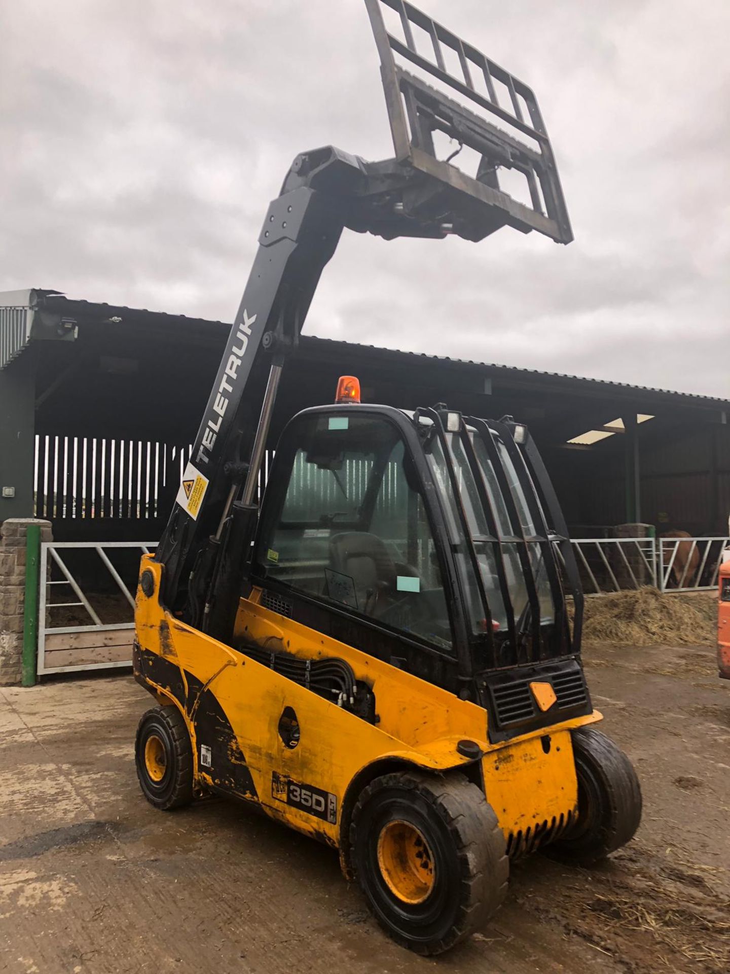 JCB 35D TELETRUK, STARTS, RUNS AND LIFTS, SHOWING 6859 HOURS (UNVERIFIED) *PLUS VAT*