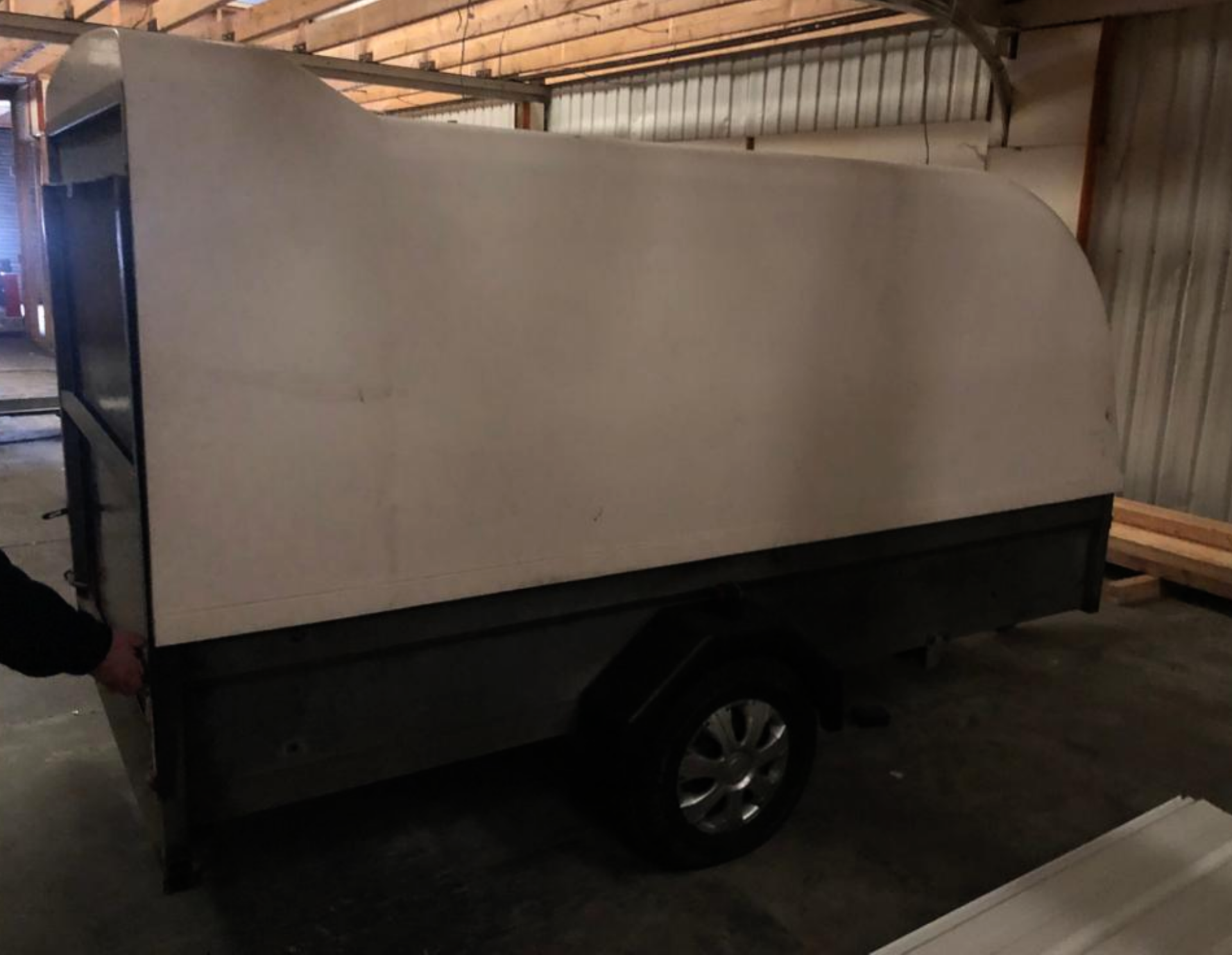 SPECIALIST SINGLE AXLE TOWABLE MOTORBIKE TRANSPORT COVERED TRAILER RAMP *PLUS VAT* - £1500 RESERVE! - Bild 4 aus 8