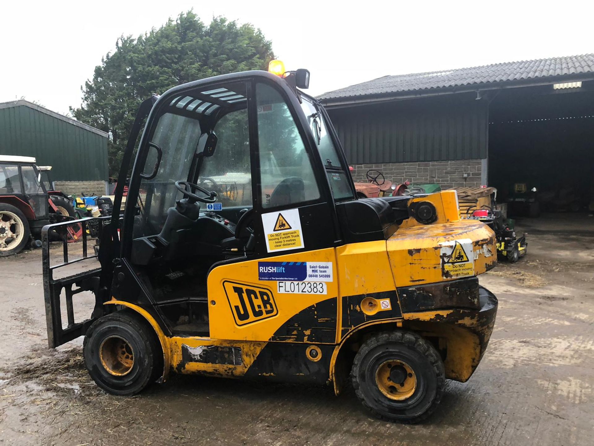 JCB 35D TELETRUK, STARTS, RUNS AND LIFTS, SHOWING 6859 HOURS (UNVERIFIED) *PLUS VAT* - Image 6 of 16