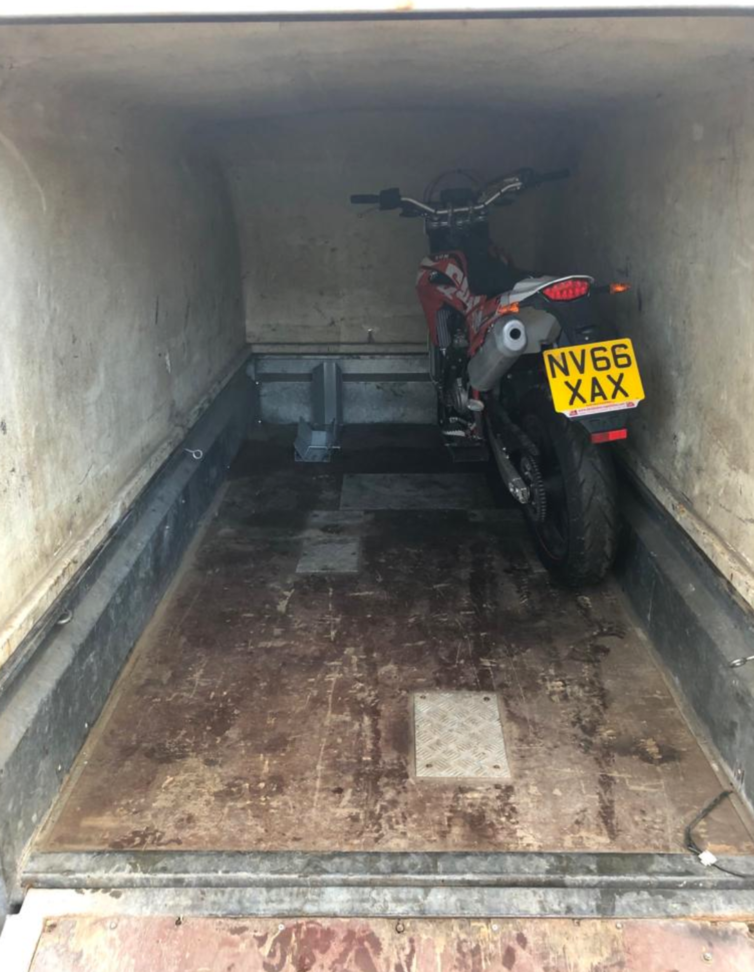 SPECIALIST SINGLE AXLE TOWABLE MOTORBIKE TRANSPORT COVERED TRAILER RAMP *PLUS VAT* - £1500 RESERVE! - Image 5 of 8