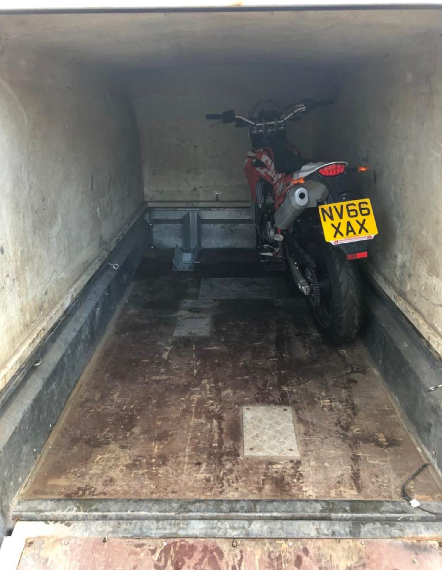 SPECIALIST SINGLE AXLE TOWABLE MOTORBIKE TRANSPORT COVERED TRAILER RAMP *PLUS VAT* - £1500 RESERVE! - Bild 5 aus 8