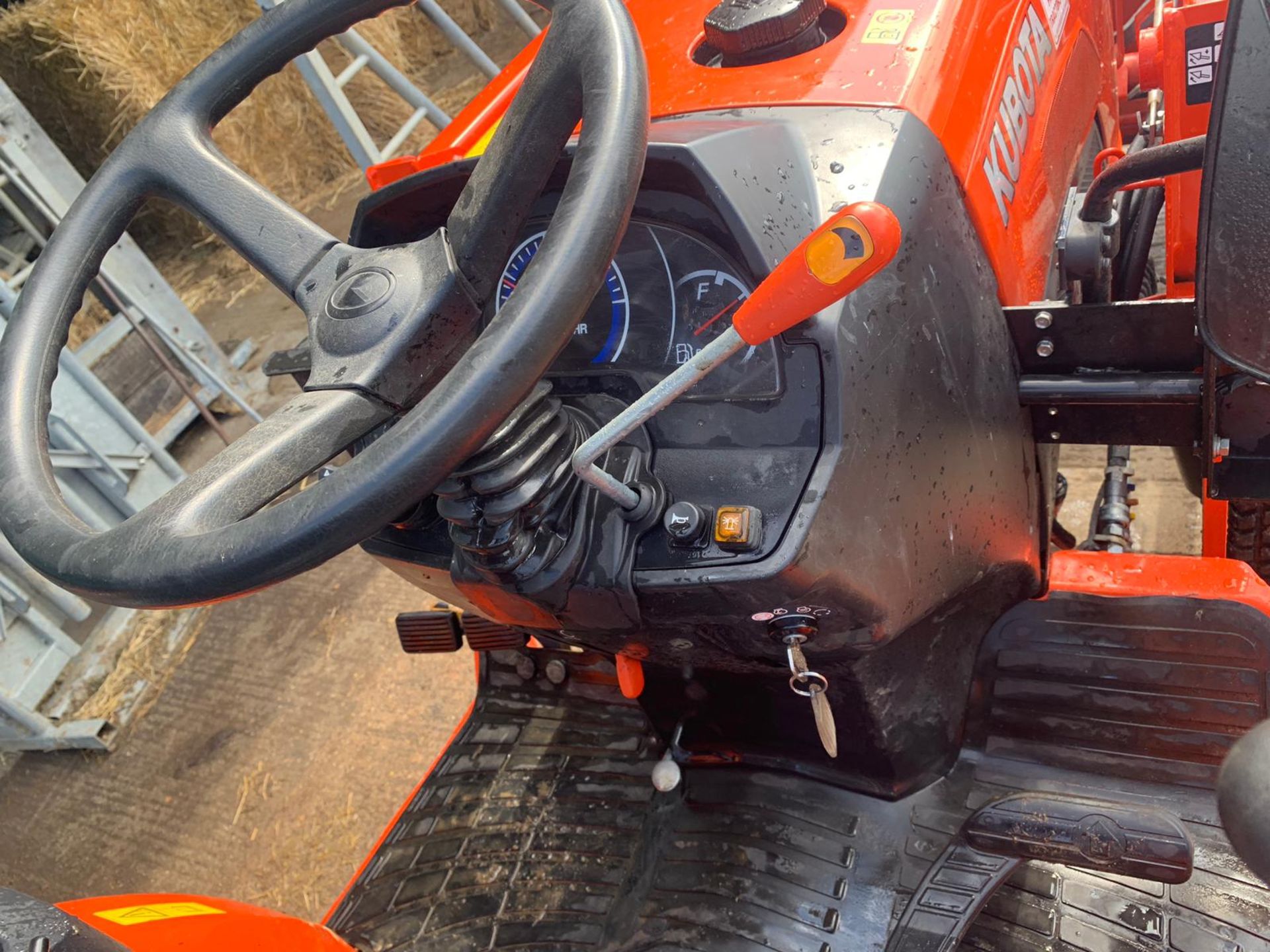 2015/15 REG KUBOTA B3150 COMPACT DIESEL TRACTOR WITH MID MOUNTED CUTTING DECK & LA534 LOADING SHOVEL - Bild 11 aus 16