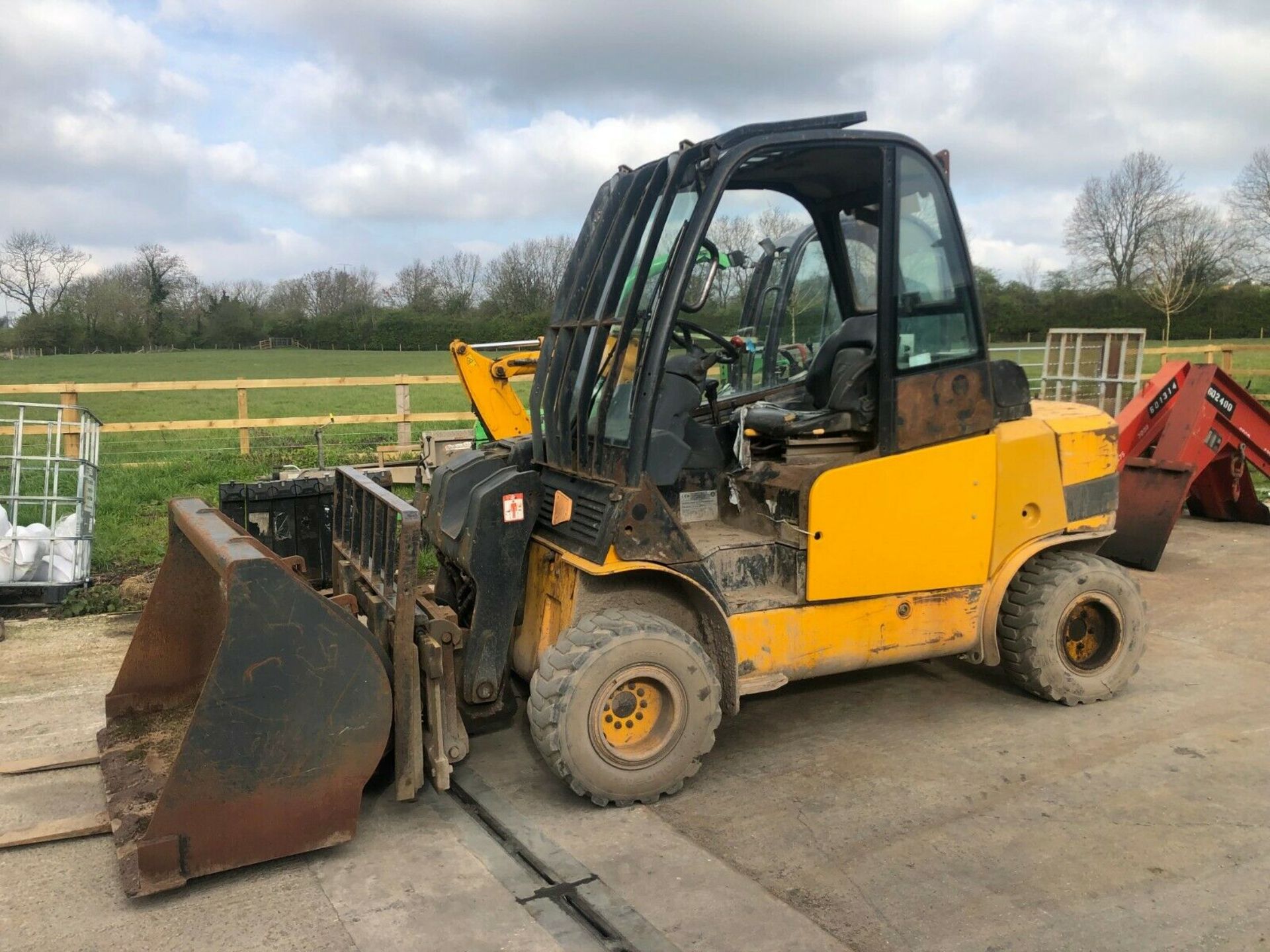 FORKLIFT JCB TELETRUK 35D, 3.5 TONNE, 4 x 4, YEAR 2006, C/W BUCKET & FORKS *PLUS VAT* - Bild 3 aus 5