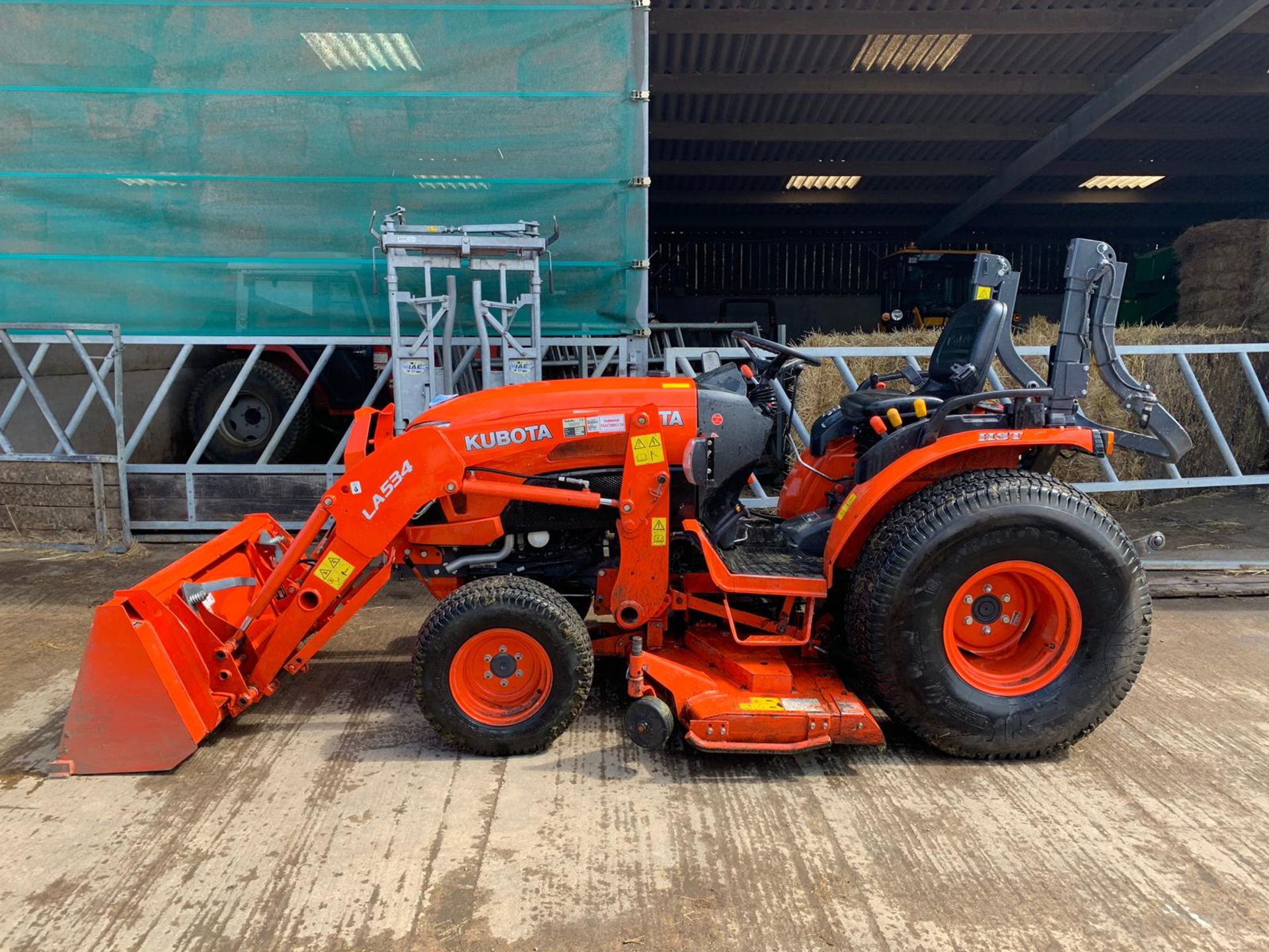 2015/15 REG KUBOTA B3150 COMPACT DIESEL TRACTOR WITH MID MOUNTED CUTTING DECK & LA534 LOADING SHOVEL